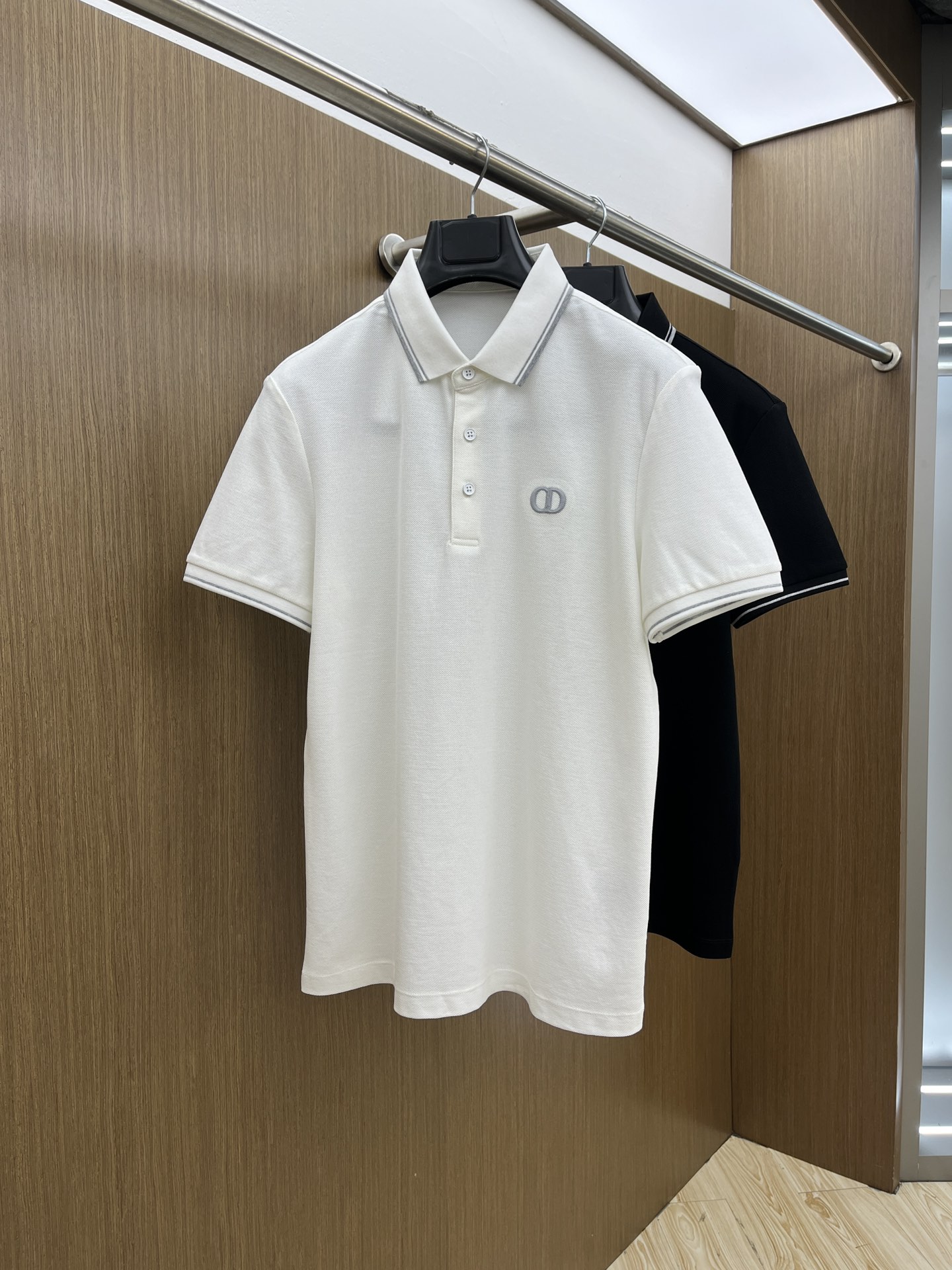 NO:437055,CD Ss early spring new style, business and casual commuting style, fine channels! The aesthetic British cutting art shows the charm of men. 25 Spring and Summer Exclusive logo Polo shirt Short-sleeved T-shirt Classic lapel cutting technology has never stopped. It is neither monotonous nor complicated, and the craftsmanship highlights the British style! Customer-supplied hexagonal Zhu Di fabric is made of micro knitting technology, with a comfortable texture and skin-friendly feel, and the details and touch are even more wonderful. Different from inferior and severely dyed Polo shirts. The overall line is neat and symmetrical from the inside to the outside. The craftsmanship quilting structure is seamless. The iconic colored knitted neckline design is neat and detailed and not easy to change, and the exquisite craftsmanship is impeccable.  Originating from the classics of P home, the color of digital embroidery is symmetrical and unified. The fdh chest logo badge embroidery, the masterpiece of the original embroidery craft of instrument needle dots, full and three-dimensional. Number of codes M L XL 2XL 3XL,,T-shirt,tees,t-shirt,alexander wang19860909CD Ss早春新款 商务休闲通勤款,渠道精品!唯美主义的英式裁剪艺术尽显男士魅力风采. 25春夏 专属标识Polo衫短袖T恤 经典的翻领裁剪工艺从未停止.既不单调也不复杂,匠心之作彰显英伦格调! 客供六角朱棣面料,由微型针织工艺制作,手感质感舒适亲肤,细节感和触感柔更是美妙绝伦.区别劣质严重染色品Polo衫. 整体由内到外走线工整对称.工艺化绗缝结构做到了天衣无缝.标志性的彩条针织领口设计工整细致不易变型,精湛的工艺感无懈可击. 源于P家的经典.数械裹绣色泽匀称统一.fdh胸前标识徽章刺绣,器械针点原始刺绣工艺的杰作,饱满立体. 码数 M L XL 2XL 3XL,,T-shirt,tees，t-shirt,alexander wang,Men's clothing