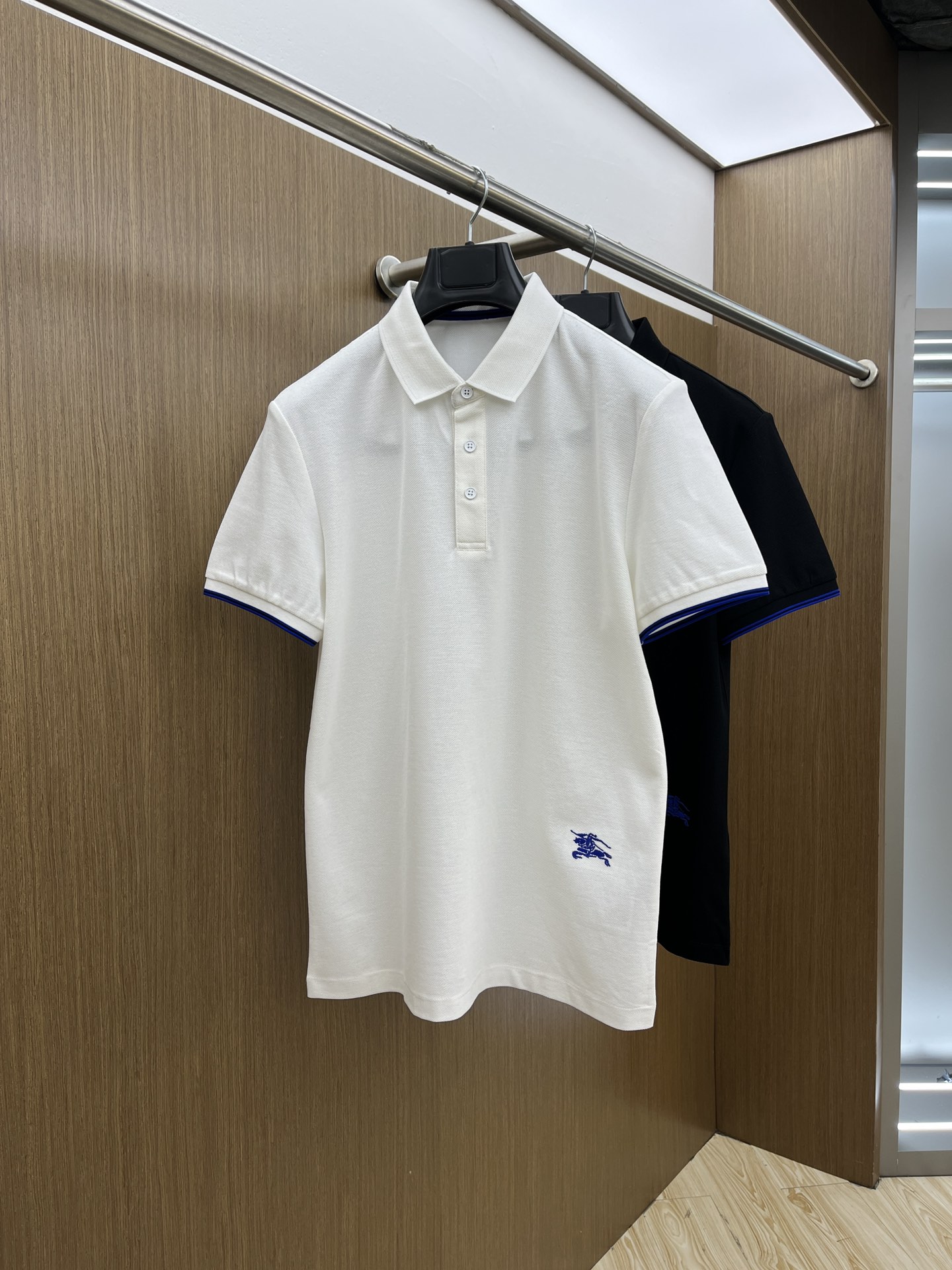 NO:417931,BBR Ss early spring new style, business and casual commuting style, fine channels! The aesthetic British cutting art shows the charm of men. 25 Spring and Summer Exclusive logo Polo shirt Short-sleeved T-shirt Classic lapel cutting technology has never stopped. It is neither monotonous nor complicated, and the craftsmanship highlights the British style! Customer-supplied hexagonal Zhu Di fabric is made of micro knitting technology, with a comfortable texture and skin-friendly feel, and the details and touch are even more wonderful. Different from inferior and severely dyed Polo shirts. The overall line is neat and symmetrical from the inside to the outside. The craftsmanship quilting structure is seamless. The iconic colored knitted neckline design is neat and detailed and not easy to change, and the exquisite craftsmanship is impeccable.  Originated from the classics of P home. The color of digital embroidery is symmetrical and unified. The fdh chest logo badge embroidery, the masterpiece of the original embroidery craft of instrument needle dots, full and three-dimensional. Number of codes M L XL 2XL 3XL,,T-shirt,tees,t-shirt,alexander wang19860909BBR Ss早春新款 商务休闲通勤款,渠道精品!唯美主义的英式裁剪艺术尽显男士魅力风采. 25春夏 专属标识Polo衫短袖T恤 经典的翻领裁剪工艺从未停止.既不单调也不复杂,匠心之作彰显英伦格调! 客供六角朱棣面料,由微型针织工艺制作,手感质感舒适亲肤,细节感和触感柔更是美妙绝伦.区别劣质严重染色品Polo衫. 整体由内到外走线工整对称.工艺化绗缝结构做到了天衣无缝.标志性的彩条针织领口设计工整细致不易变型,精湛的工艺感无懈可击. 源于P家的经典.数械裹绣色泽匀称统一.fdh胸前标识徽章刺绣,器械针点原始刺绣工艺的杰作,饱满立体. 码数 M L XL 2XL 3XL,,T-shirt,tees，t-shirt,alexander wang,Men's clothing