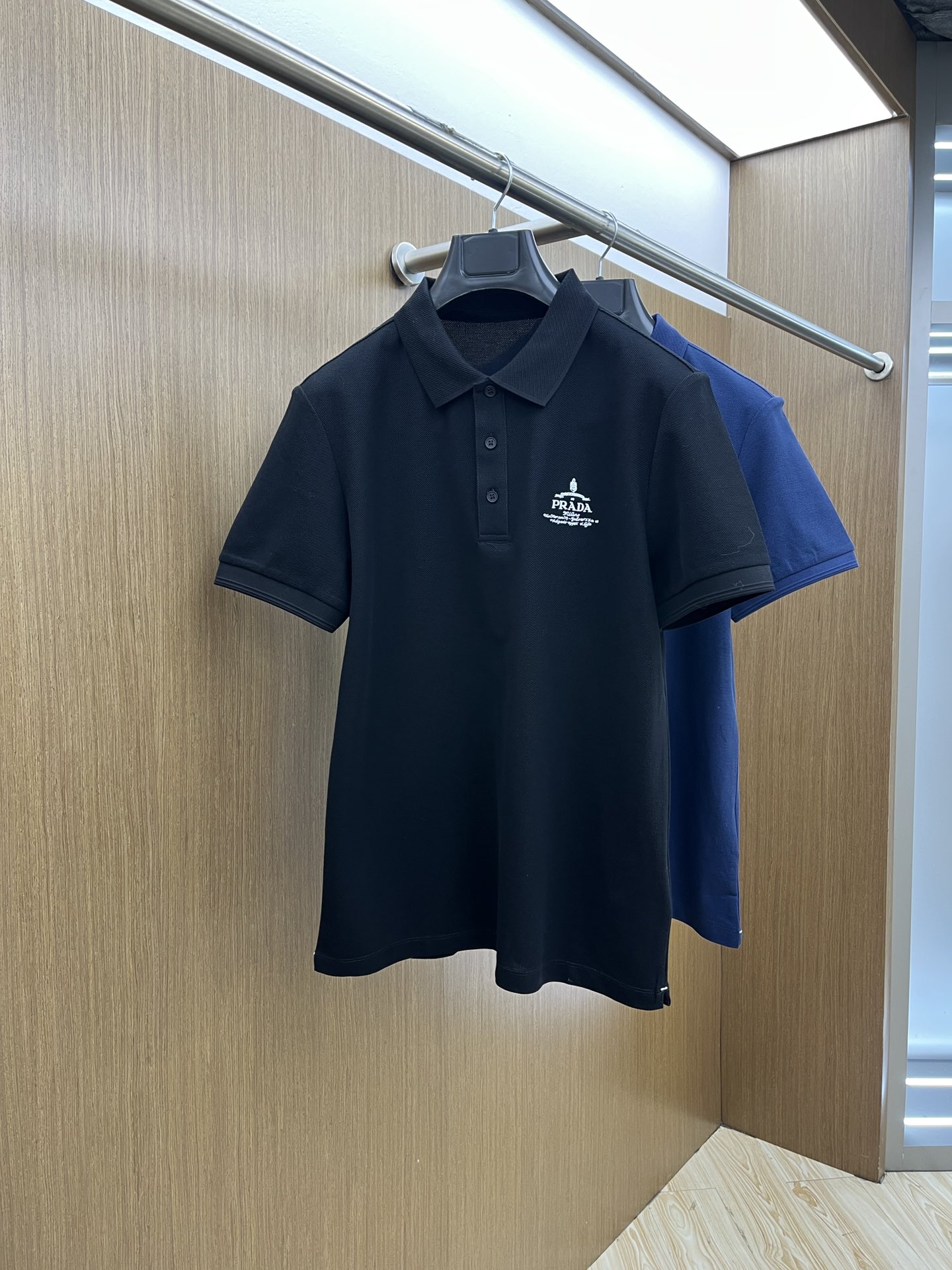 NO:437030,PD Ss early spring new style, business and casual commuting style, fine channels! The aesthetic British cutting art shows the charm of men. 25 Spring and Summer Exclusive logo Polo shirt Short-sleeved T-shirt Classic lapel cutting technology has never stopped. It is neither monotonous nor complex, and the craftsmanship highlights the British style! Customer-supplied hexagonal Zhu Di fabric is made of micro knitting technology, with a comfortable texture and skin-friendly feel, and the details and touch are even more wonderful. Different from inferior and severely dyed Polo shirts. The overall line is neat and symmetrical from the inside to the outside. The craftsmanship quilting structure is seamless. The iconic colored knitted neckline design is neat and detailed and not easy to change, and the exquisite craftsmanship is impeccable.  Originating from the classics of P home, the color of digital embroidery is symmetrical and unified. The fdh chest logo badge embroidery, the masterpiece of the original embroidery craft of instrument needle dots, full and three-dimensional. Number of codes M L XL 2XL 3XL,,T-shirt,tees,t-shirt,alexander wang19860909PD Ss早春新款 商务休闲通勤款,渠道精品!唯美主义的英式裁剪艺术尽显男士魅力风采. 25春夏 专属标识Polo衫短袖T恤 经典的翻领裁剪工艺从未停止.既不单调也不复杂,匠心之作彰显英伦格调! 客供六角朱棣面料,由微型针织工艺制作,手感质感舒适亲肤,细节感和触感柔更是美妙绝伦.区别劣质严重染色品Polo衫. 整体由内到外走线工整对称.工艺化绗缝结构做到了天衣无缝.标志性的彩条针织领口设计工整细致不易变型,精湛的工艺感无懈可击. 源于P家的经典.数械裹绣色泽匀称统一.fdh胸前标识徽章刺绣,器械针点原始刺绣工艺的杰作,饱满立体. 码数 M L XL 2XL 3XL,,T-shirt,tees，t-shirt,alexander wang,Men's clothing