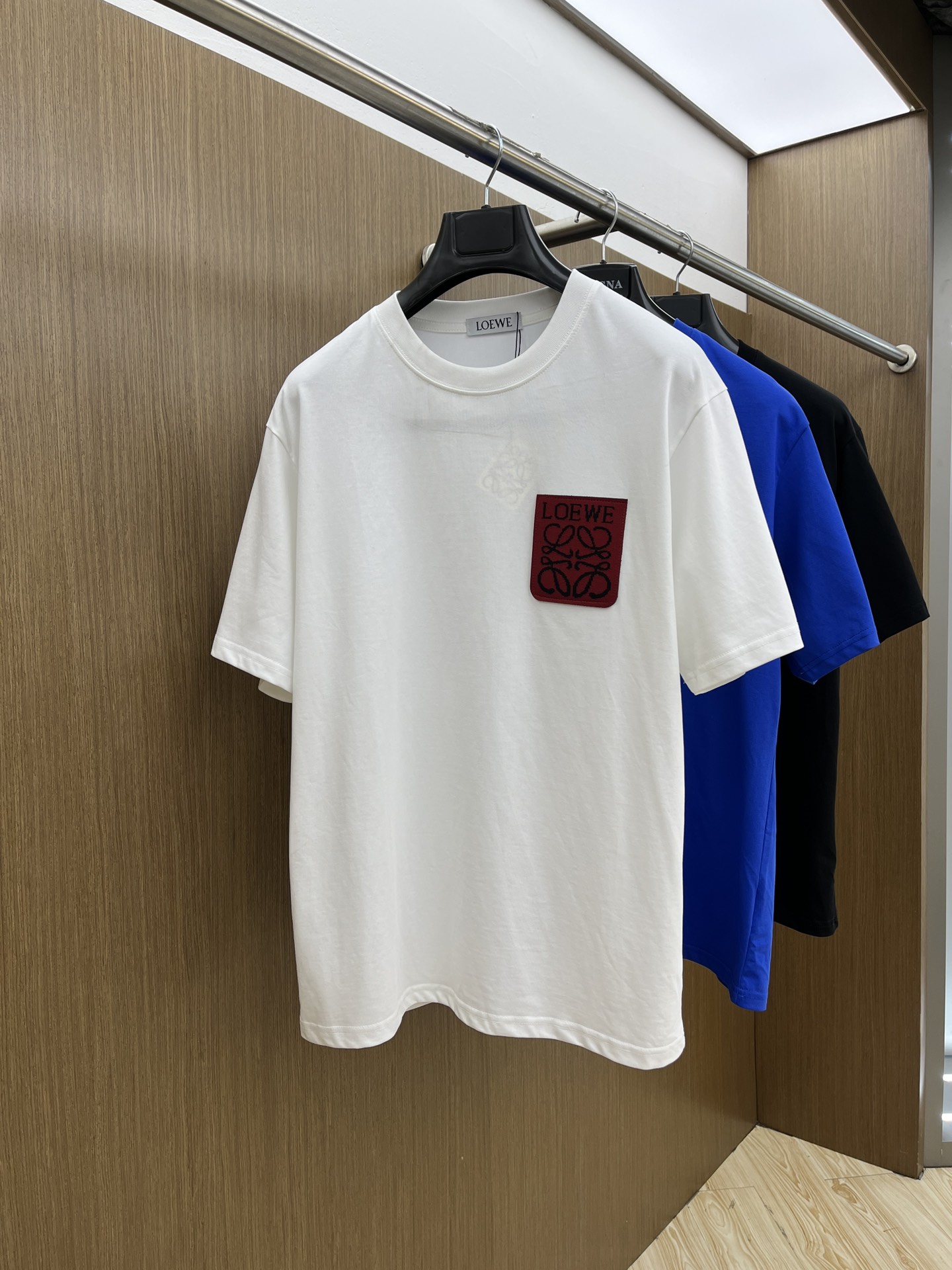 NO:137067,LOE exclusive first release, the latest product in early spring 2025, available at the counter at the same time, original singles, fashionable and casual round neck short-sleeved T-shirt, comfortable on the upper body!  Eye-catching and highlighted, using imported original fabric, top-grade printed embroidery craft letter pattern logo, simple but not lacking in fashion, top body fashionable and handsome fdl code S-XXL, loewe, T-shirt, tees, t-shirt, alexander wang19860909LOE 独家首发 2025早春最新品,专柜同步有售,原单狠货,时尚休闲圆领短袖T恤,上身舒适！吸睛而有亮点,采用进口原版面料,顶级印花刺绣工艺字母图案logo,简单而不失时尚,上身时尚帅气 fdl码数S-XXL,,loewe,T-shirt,tees，t-shirt,alexander wang,Men's clothing