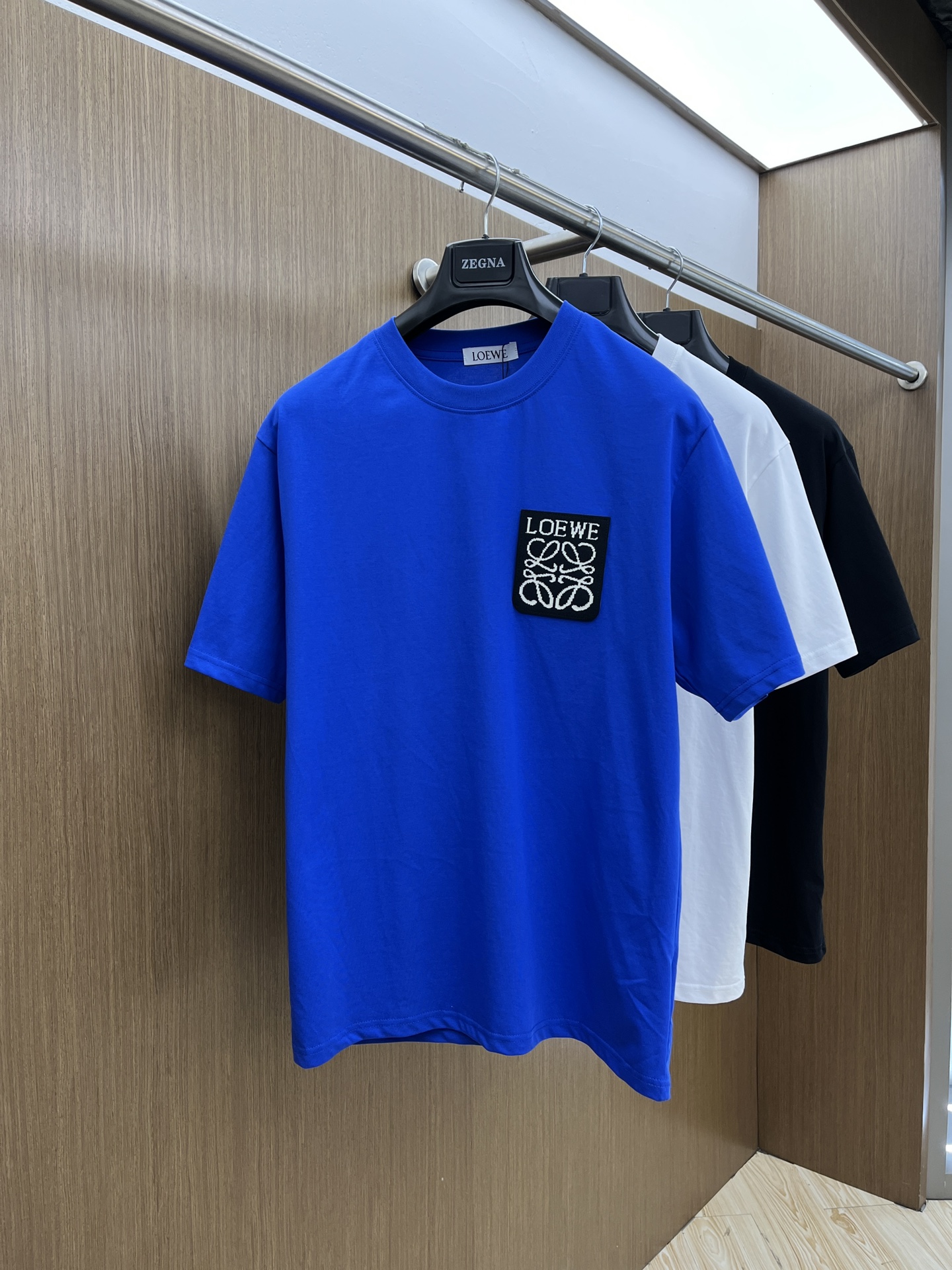 NO:137069,Loe exclusive first release, the latest product in early spring 2025, available at the counter at the same time, original singles, fashionable and casual round neck short-sleeved T-shirt, comfortable on the upper body!  Eye-catching and highlighted, using imported original fabric, top-grade printed embroidery craft letter pattern logo, simple but not lacking in fashion, top body fashionable and handsome fdl code S-XXL, loewe, T-shirt, tees, t-shirt, alexander wang19860909Loe 独家首发 2025早春最新品,专柜同步有售,原单狠货,时尚休闲圆领短袖T恤,上身舒适！吸睛而有亮点,采用进口原版面料,顶级印花刺绣工艺字母图案logo,简单而不失时尚,上身时尚帅气 fdl码数S-XXL,,loewe,T-shirt,tees，t-shirt,alexander wang,Men's clothing