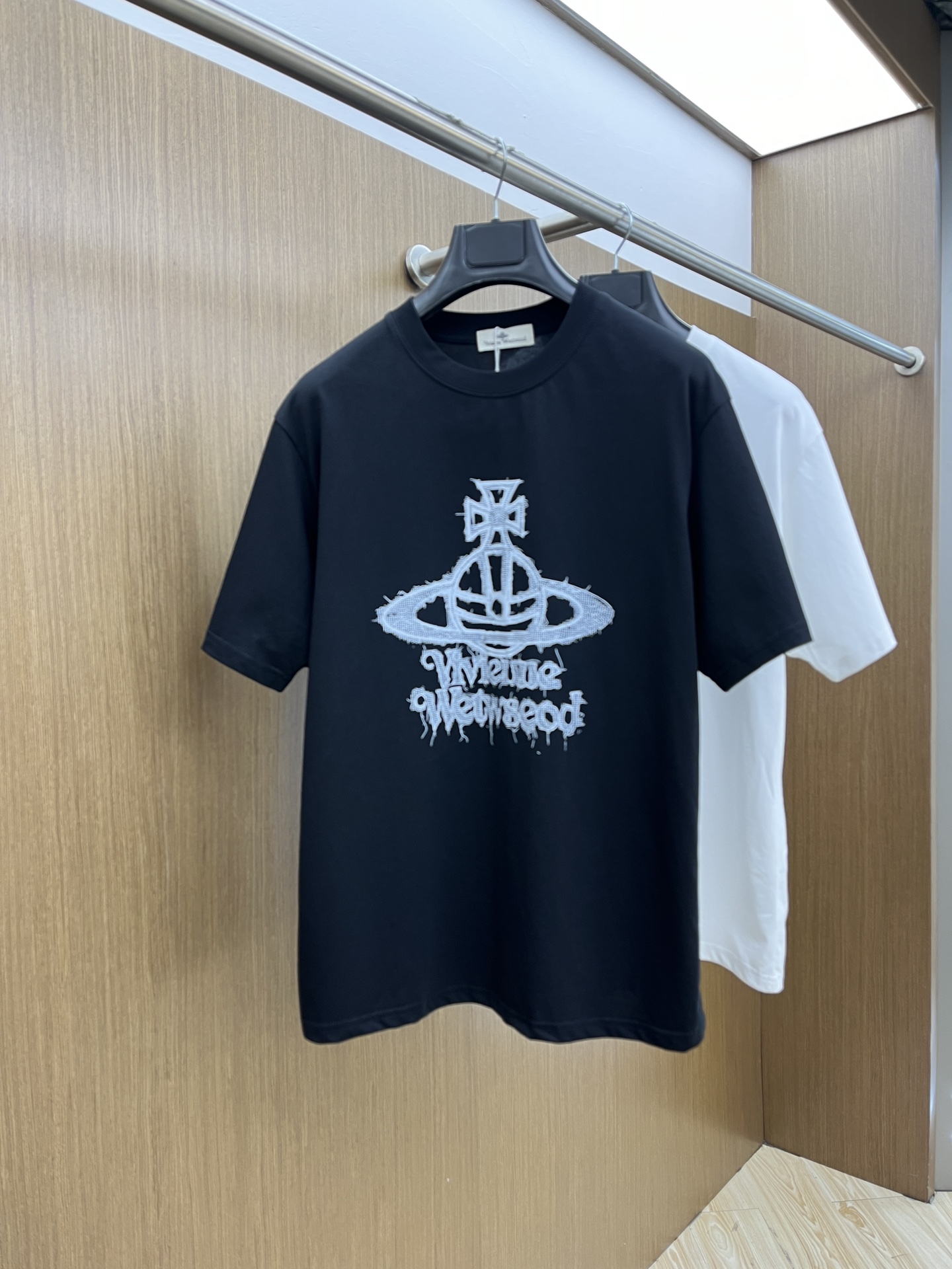 NO:449604,VW exclusive first release, the latest product in early spring 2025, available at the counter at the same time, original singles, fashionable and casual round neck short-sleeved T-shirt, comfortable on the upper body!  Eye-catching and highlighted, using imported original fabric, top-grade printed embroidery craft letter pattern logo, simple but not lacking in fashion, fashionable and handsome upper body FDL code S-XXL, T-shirt,tees, t-shirt,alexander wang19860909VW 独家首发 2025早春最新品,专柜同步有售,原单狠货,时尚休闲圆领短袖T恤,上身舒适！吸睛而有亮点,采用进口原版面料,顶级印花刺绣工艺字母图案logo,简单而不失时尚,上身时尚帅气 fdl码数S-XXL,,T-shirt,tees，t-shirt,alexander wang,Men's clothing