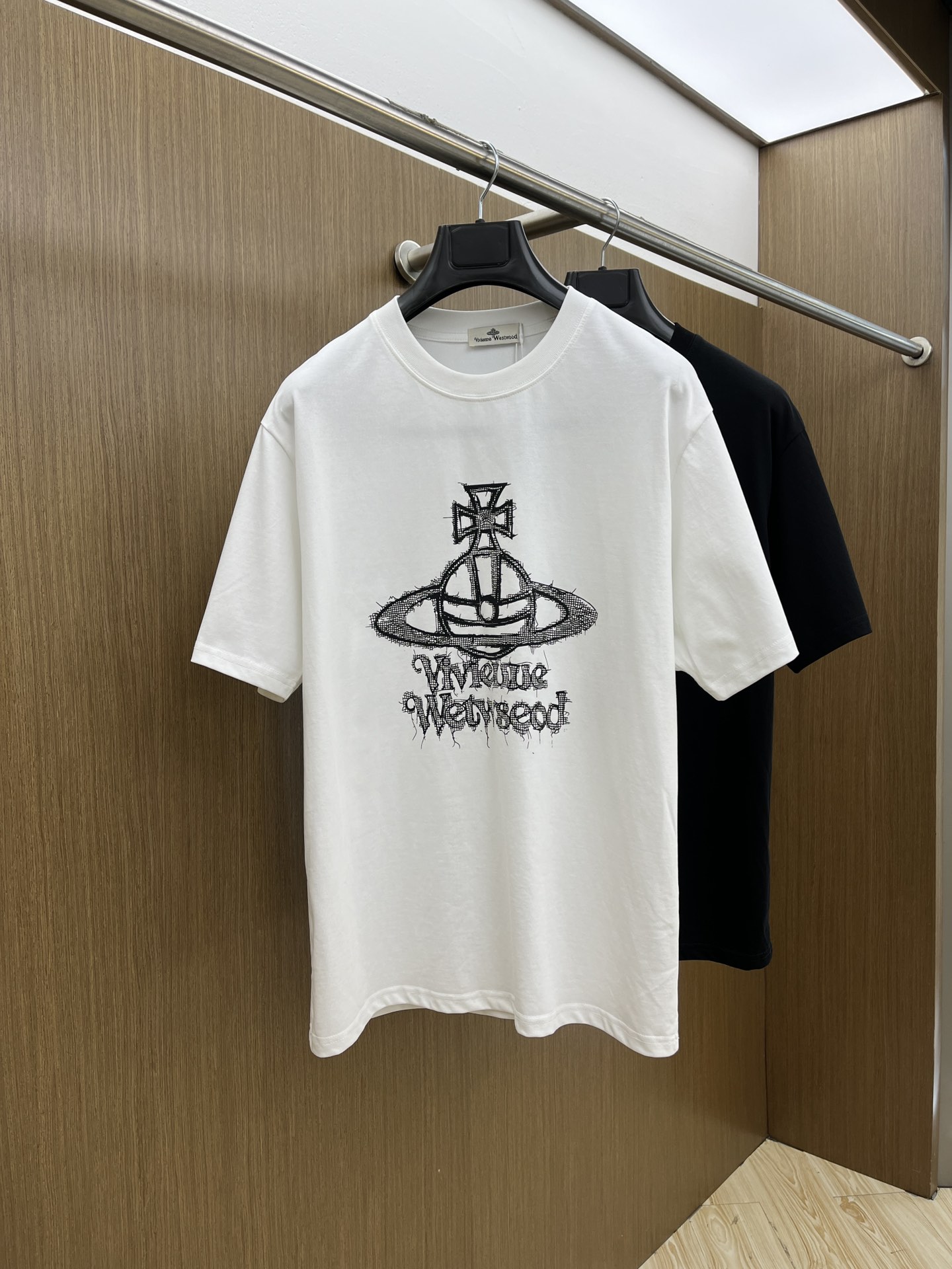 NO:449606,AW exclusive first release, the latest product in early spring 2025, available at the counter at the same time, original singles, fashionable and casual round neck short-sleeved T-shirt, comfortable on the upper body!  Eye-catching and highlighted, using imported original fabric, top-grade printed embroidery craft letter pattern logo, simple but not lacking in fashion, fashionable and handsome upper body FDL code S-XXL, T-shirt,tees, t-shirt,alexander wang19860909AW 独家首发 2025早春最新品,专柜同步有售,原单狠货,时尚休闲圆领短袖T恤,上身舒适！吸睛而有亮点,采用进口原版面料,顶级印花刺绣工艺字母图案logo,简单而不失时尚,上身时尚帅气 fdl码数S-XXL,,T-shirt,tees，t-shirt,alexander wang,Men's clothing