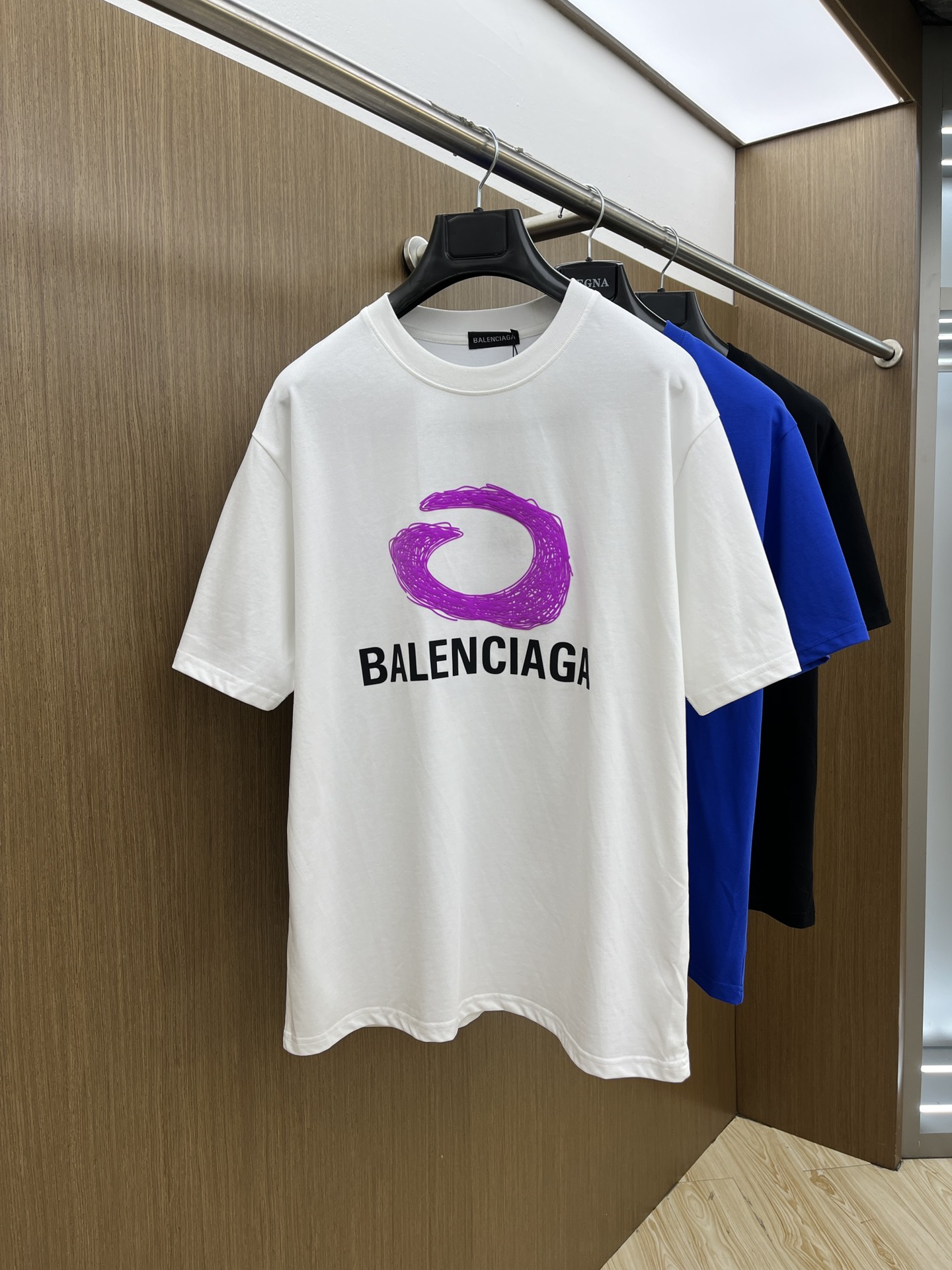 NO:449611,BBG exclusive first release, the latest product in early spring 2025, available at the counter at the same time, original singles, fashionable and casual round neck short-sleeved T-shirt, comfortable on the upper body!  Eye-catching and highlighted, using imported original fabric, top-grade printed embroidery craft letter pattern logo, simple but not lacking in fashion, fashionable and handsome upper body FDL code S-XXL, T-shirt,tees, t-shirt,alexander wang19860909BBG 独家首发 2025早春最新品,专柜同步有售,原单狠货,时尚休闲圆领短袖T恤,上身舒适！吸睛而有亮点,采用进口原版面料,顶级印花刺绣工艺字母图案logo,简单而不失时尚,上身时尚帅气 fdl码数S-XXL,,T-shirt,tees，t-shirt,alexander wang,Men's clothing