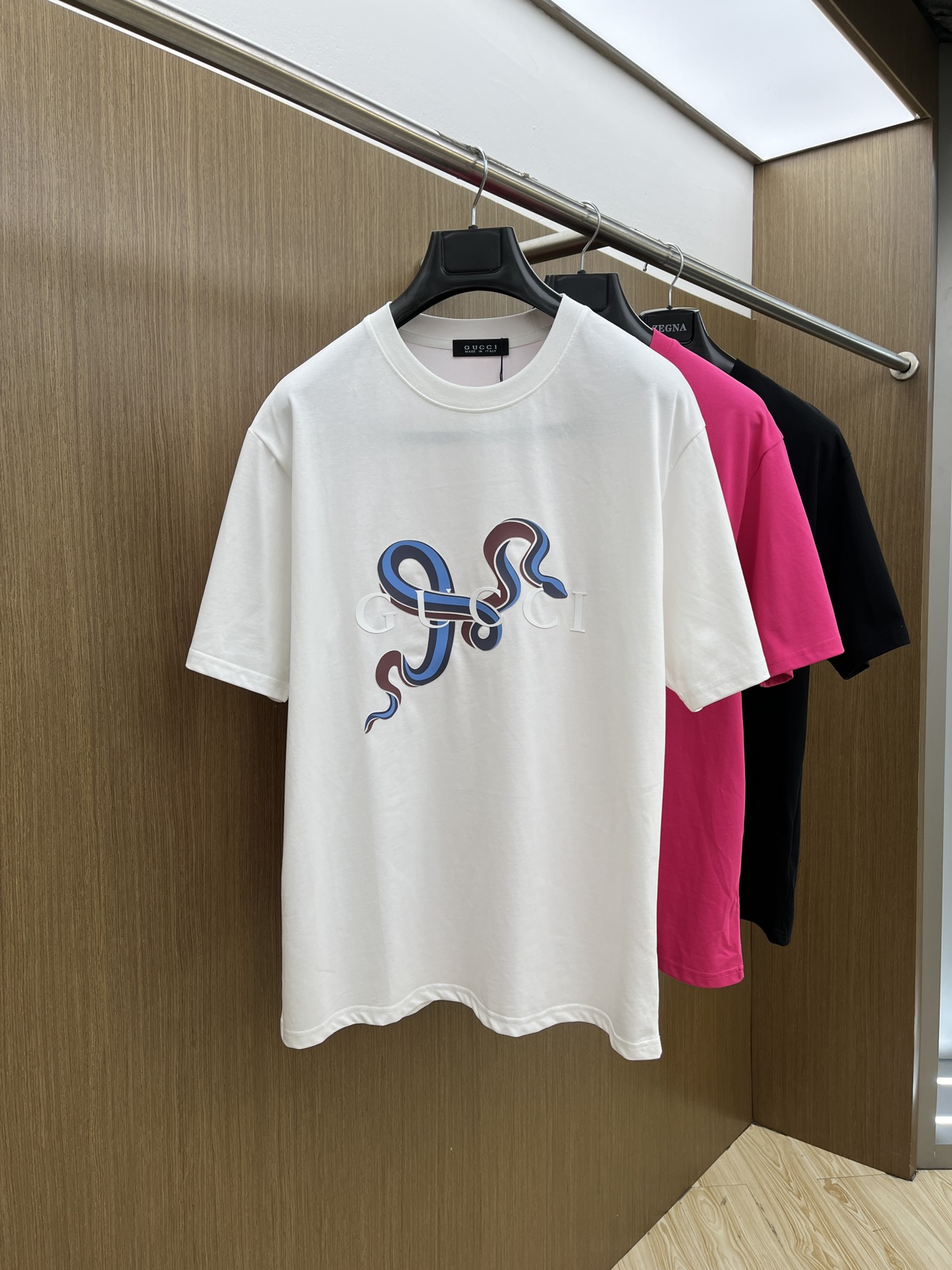 NO:141232,Guc is the latest product in early spring 2025, available at the same time as the counter, original singles, fashionable and casual round neck short-sleeved T-shirt, comfortable on the upper body!  Eye-catching and highlighted, using imported original fabric, top-grade printed embroidery craft letter pattern logo, simple but not lacking in fashion, top body fashionable and handsome fdl code S-XXL, gucci, T-shirt, tees, t-shirt, alexander wang19860909Guc 独家首发 2025早春最新品,专柜同步有售,原单狠货,时尚休闲圆领短袖T恤,上身舒适！吸睛而有亮点,采用进口原版面料,顶级印花刺绣工艺字母图案logo,简单而不失时尚,上身时尚帅气 fdl码数S-XXL,,gucci,T-shirt,tees，t-shirt,alexander wang,Men's clothing