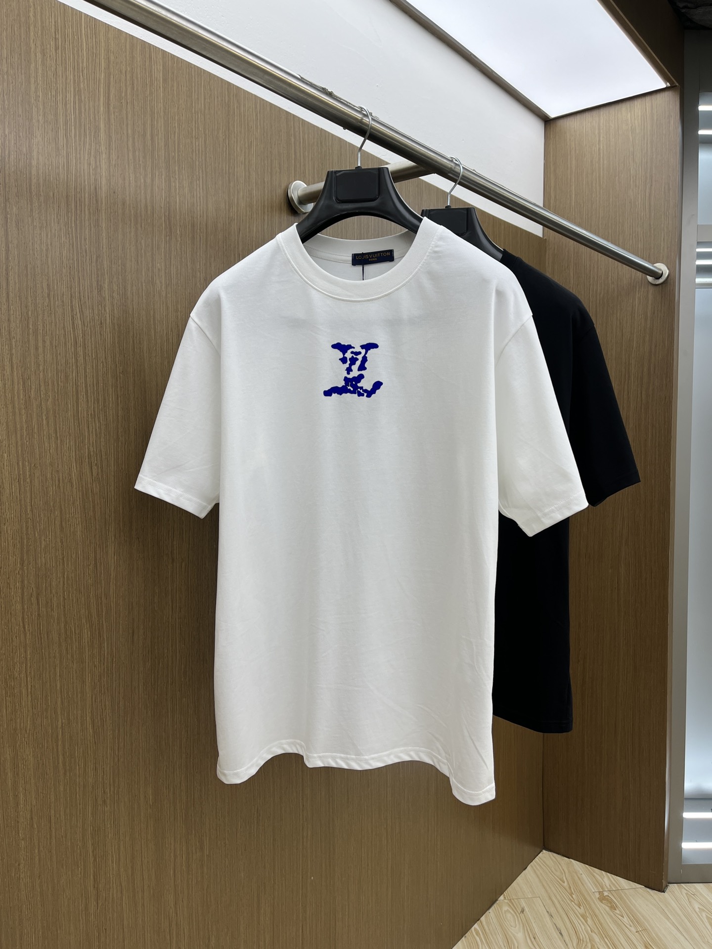 NO:141235,LV exclusive first release, the latest product in early spring 2025, available at the counter at the same time, original singles, fashionable and casual round neck short-sleeved T-shirt, comfortable on the upper body!  Eye-catching and highlighted, using imported original fabric, top-grade printed embroidery craft letter pattern logo, simple but not losing fashion, top body fashionable and handsome fdl code S-XXL,, louis vuitton, T-shirt,tees, t-shirt,alexander wang19860909LV 独家首发 2025早春最新品,专柜同步有售,原单狠货,时尚休闲圆领短袖T恤,上身舒适！吸睛而有亮点,采用进口原版面料,顶级印花刺绣工艺字母图案logo,简单而不失时尚,上身时尚帅气 fdl码数S-XXL,,louis vuitton,T-shirt,tees，t-shirt,alexander wang,Men's clothing