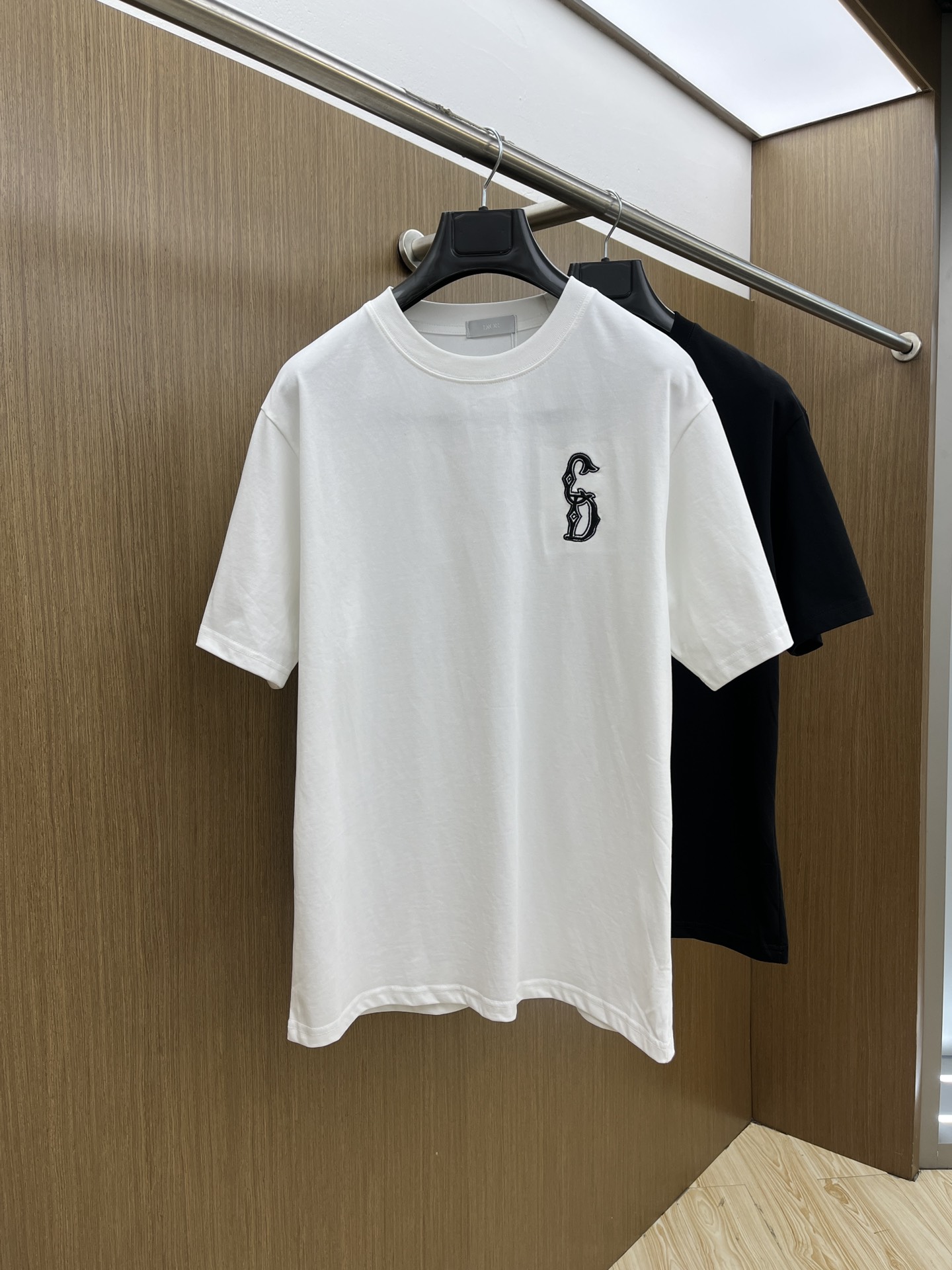 NO:141238,CD exclusive first release, the latest product in early spring 2025, available at the counter at the same time, original singles, fashionable and casual round neck short-sleeved T-shirt, comfortable on the upper body!  Eye-catching and highlighted, using imported original fabric, top-grade printed embroidery craft letter pattern logo, simple but not lacking in fashion, fashionable and handsome upper body FDL code S-XXL, T-shirt,tees, t-shirt,alexander wang19860909CD 独家首发 2025早春最新品,专柜同步有售,原单狠货,时尚休闲圆领短袖T恤,上身舒适！吸睛而有亮点,采用进口原版面料,顶级印花刺绣工艺字母图案logo,简单而不失时尚,上身时尚帅气 fdl码数S-XXL,,T-shirt,tees，t-shirt,alexander wang,Men's clothing