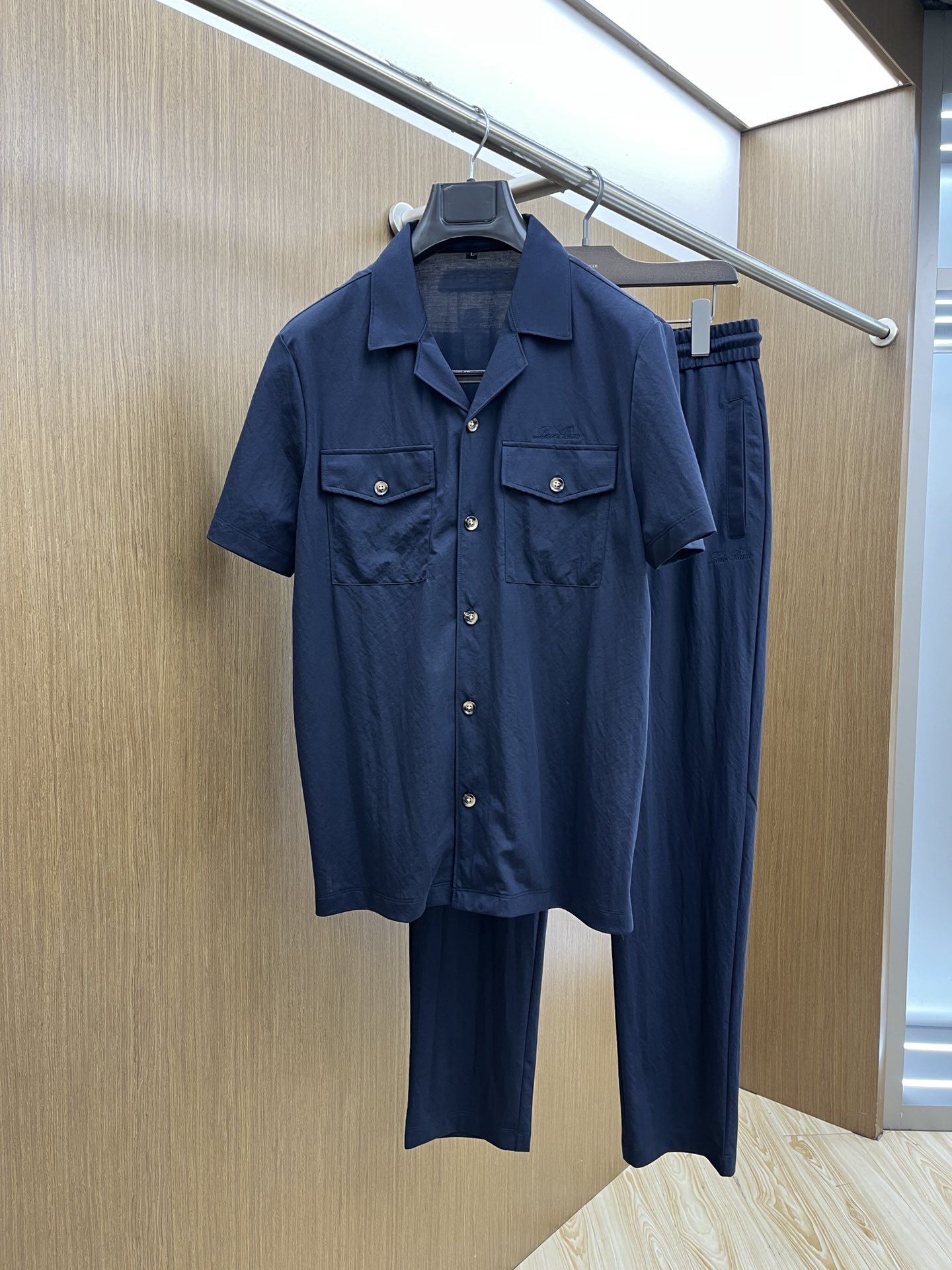 NO:137041,/Set LP High-end Customization New Spring and Summer 2025 New Set Men's Lapel Cardigan Short Sleeves Released at the counter Simplified and fashionable versatile High-end Quality Special Customized Weaving Definite Dye Fabric Delicate and Dye Fabric Texture Delicate and Soft Texture The fabric is textured and comfortable and skin-friendly and breathable, comfortable and cool to wear, high grade and very textured, highlighting the fashion vitality and fashion aesthetic value of the new season, fashionable and casual!  jnb urban elite first choice!  Code number M-4XL, loro piana, T-shirt, alexander wang19860909/套 LP 高端定制 2025春夏新款套装 男士翻领开衫短袖 柜台同步发售 简洁时尚百搭 高端品质 特殊定制定织定染面料 肌理细腻柔软 面料质感与舒适度亲肤性透气性极佳 穿着舒适冰凉 档次高很有质感 突显新一季时尚活力与时装美学价值,时尚又休闲！jnb都市精英首选！ 码数M-4XL,,loro piana,T-shirt,alexander wang,Men's clothing