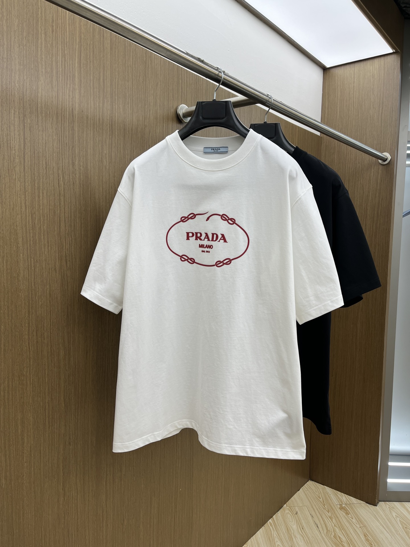 NO:141226,PD 1950FW spring and summer new round neck base-outdoor T-shirt, three-dimensional logo micro-contour half-sleeved active cotton base T-shirt, cotton, feel glutinous and skin-skinned, soft and tough. Processing, toughness and wrinkle resistance have been greatly improved. The micro-contour tailoring is very well-placed, and the chest logo printing process is extremely recognizable. The three-standard logo is complete, and the single-skin base must be used. The same model for men and women, fms, S-XXL,,tees, t-shirt, alexander wang19860909PD 1950FW春夏新品圆领打底外穿T恤,立体感logo微廓形半袖活性纯棉打底T恤,棉,手感面糯有骨感,柔而有韧性.工艺处理,韧性和抗皱性能得到大幅度提高.微廓形剪裁很到位,胸前logo印花工艺,辨识度极高.三标齐全,单穿打底必备单品. 男女同款fms 码数S-XXL,,tees，t-shirt,alexander wang,Men's clothing