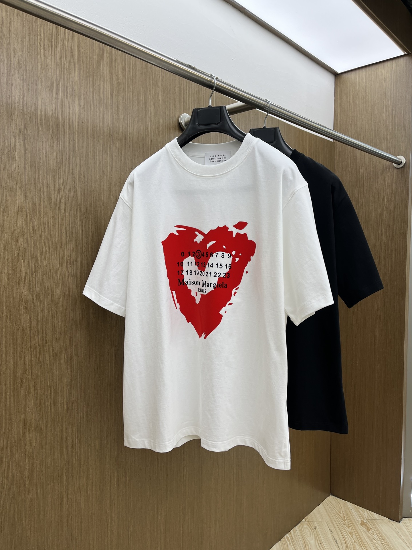 NO:141229,MM6 1950FW spring and summer new round neck base-outdoor T-shirt, three-dimensional logo micro-contour half-sleeved active cotton base T-shirt, cotton, feel glutinous and skin-skinned, soft and tough. The process, toughness and wrinkle resistance have been greatly improved. The micro-contour tailoring is very well-placed, and the chest logo printing process is extremely recognizable. The three-standard logo is complete, and the single-skin base must be used. The same model for men and women, fms, S-XXL,,masion margiela,tees, t-shirt,alexander wang19860909MM6 1950FW春夏新品圆领打底外穿T恤,立体感logo微廓形半袖活性纯棉打底T恤,棉,手感面糯有骨感,柔而有韧性.工艺处理,韧性和抗皱性能得到大幅度提高.微廓形剪裁很到位,胸前logo印花工艺,辨识度极高.三标齐全,单穿打底必备单品. 男女同款fms 码数S-XXL,,masion margiela,tees，t-shirt,alexander wang,Men's clothing