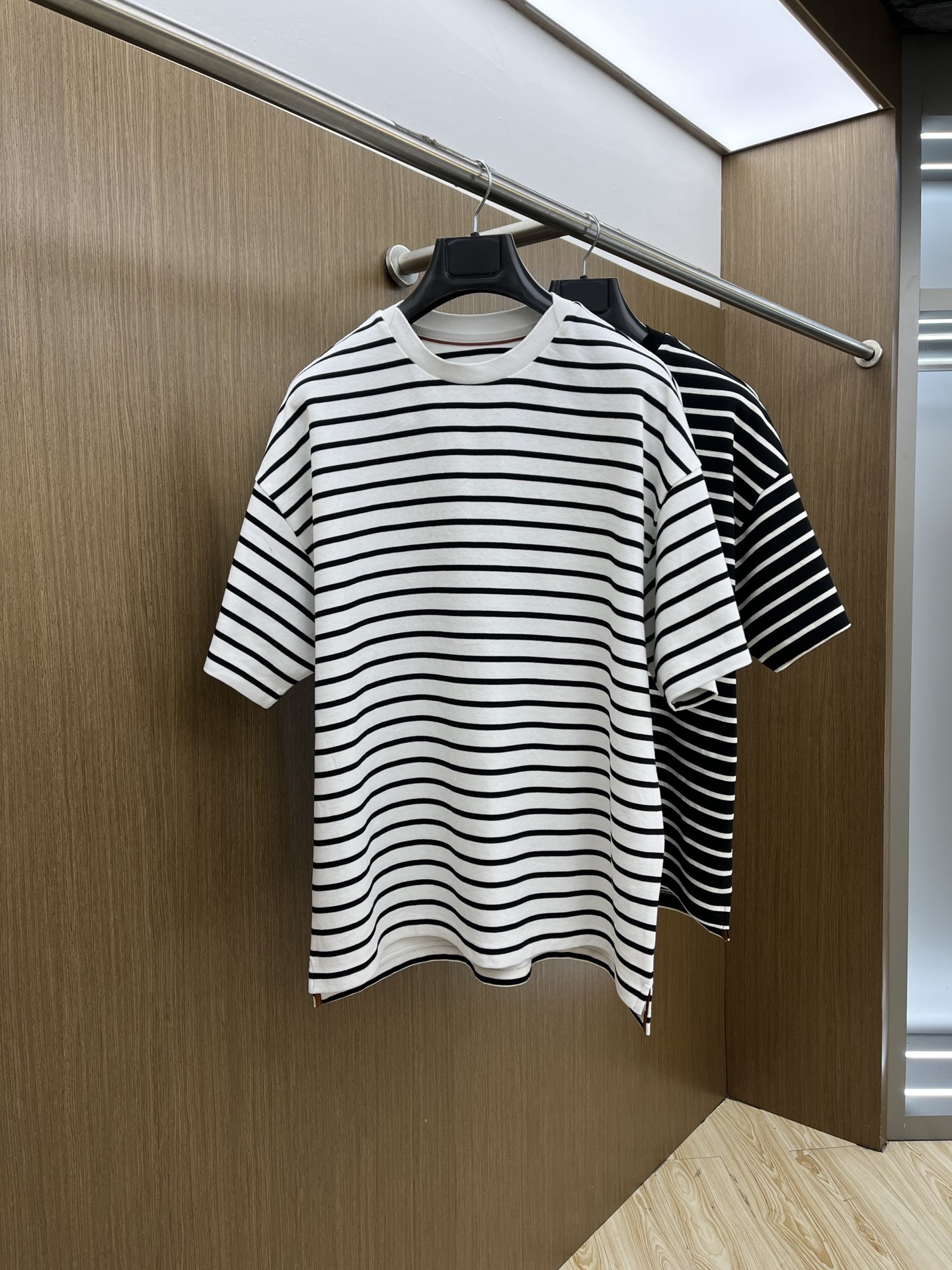 NO:411079,LP 30 early spring new short-sleeved style is available for sale. Men's daily eyes closed when going out. High-end custom fabric short-sleeved T-shirts. The charm lies in creating a simple and luxurious fashion, and feel the unique temperament of the British style at will. The loose style shows a casual and casual style. Whether it is matched with jeans, casual pants, or skirts, bjj can show a unique personality. Sizes s-Xl, loro piana, skirts, jeans, T-shirt, tees, t-shirt, alexander wang19860909LP 30早春新款短袖抢先发售 男士日常出门闭眼搭 高级定制面料短袖T恤 魅力在于创造了简约奢华感的时尚,随意搭配感受英式风格独特气质. 宽松的版型展现出休闲随意的风格,无论是搭配牛仔裤、休闲裤、还是裙子,bjj都能展现出独特的个性 尺码s-Xl,,loro piana,skirts,jeans,T-shirt,tees，t-shirt,alexander wang,Men's clothing