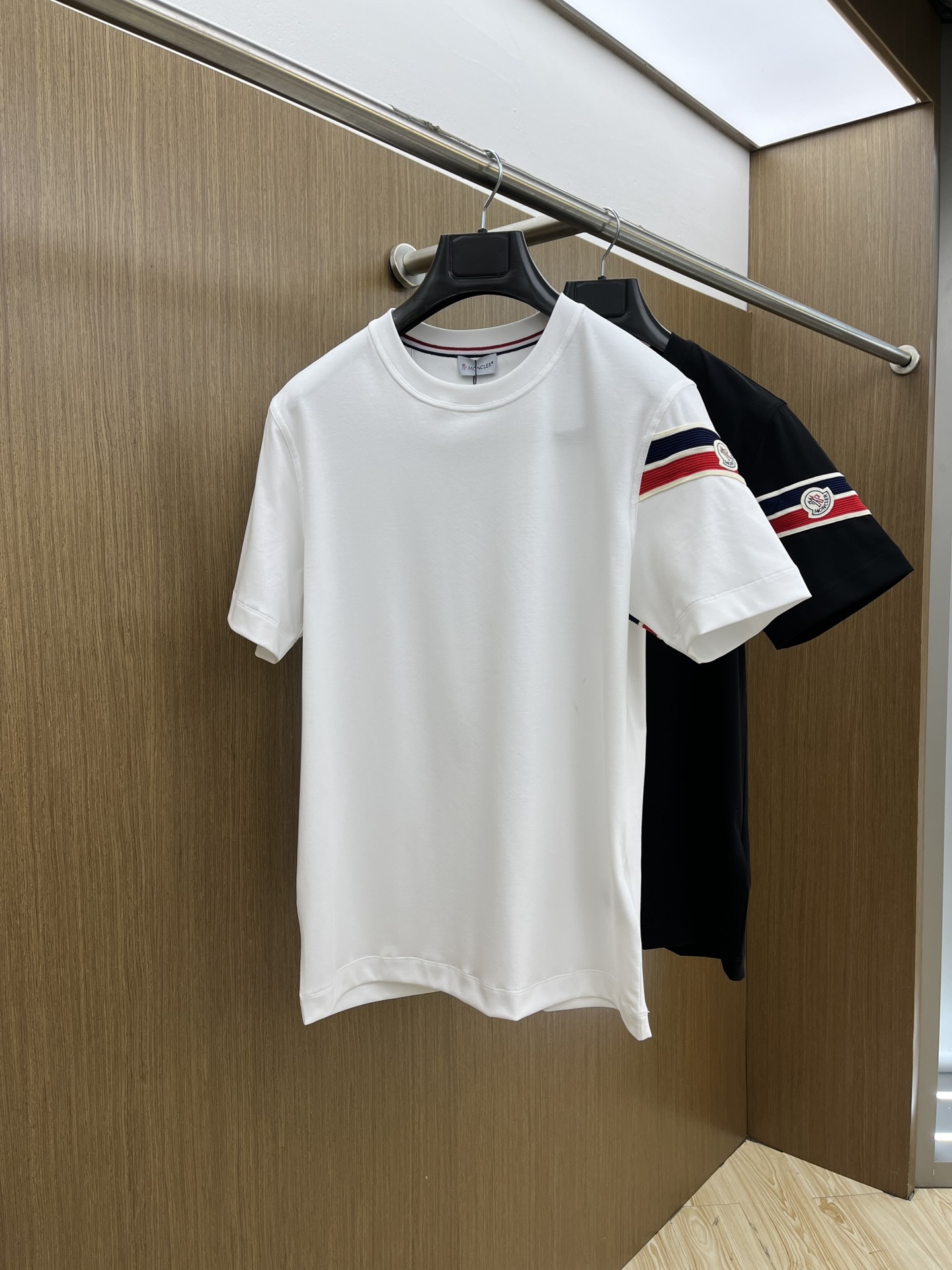 NO:481461,New Mon high-end customization 2025 spring and summer new first-time counter latest short-sleeved round-neck T-shirt high-end customization design avant-garde and fashionable!  Brand logo heavy craft design, high-end customized mercerated cloud cotton fabric, soft feel, comfortable to wear, exquisite counter-level car line, fine workmanship, invincible and handsome upper body effect!  A must-have item for handsome men!  Color black white bld code number M-3XL, T-shirt,tees,t-shirt,alexander wang19860909新款 Mon 高端定制 2025春夏新款首发专柜最新款短袖圆领T恤 高端订制 设计前卫时尚！品牌logo重工艺设计 高端定制丝光云朵棉面料.手感柔软.穿着舒适.专柜级别精致车线.做工精细.上身效果无敌帅气！型男必备单品！ 颜色黑色 白色 bld码数M-3XL,,T-shirt,tees，t-shirt,alexander wang,Men's clothing