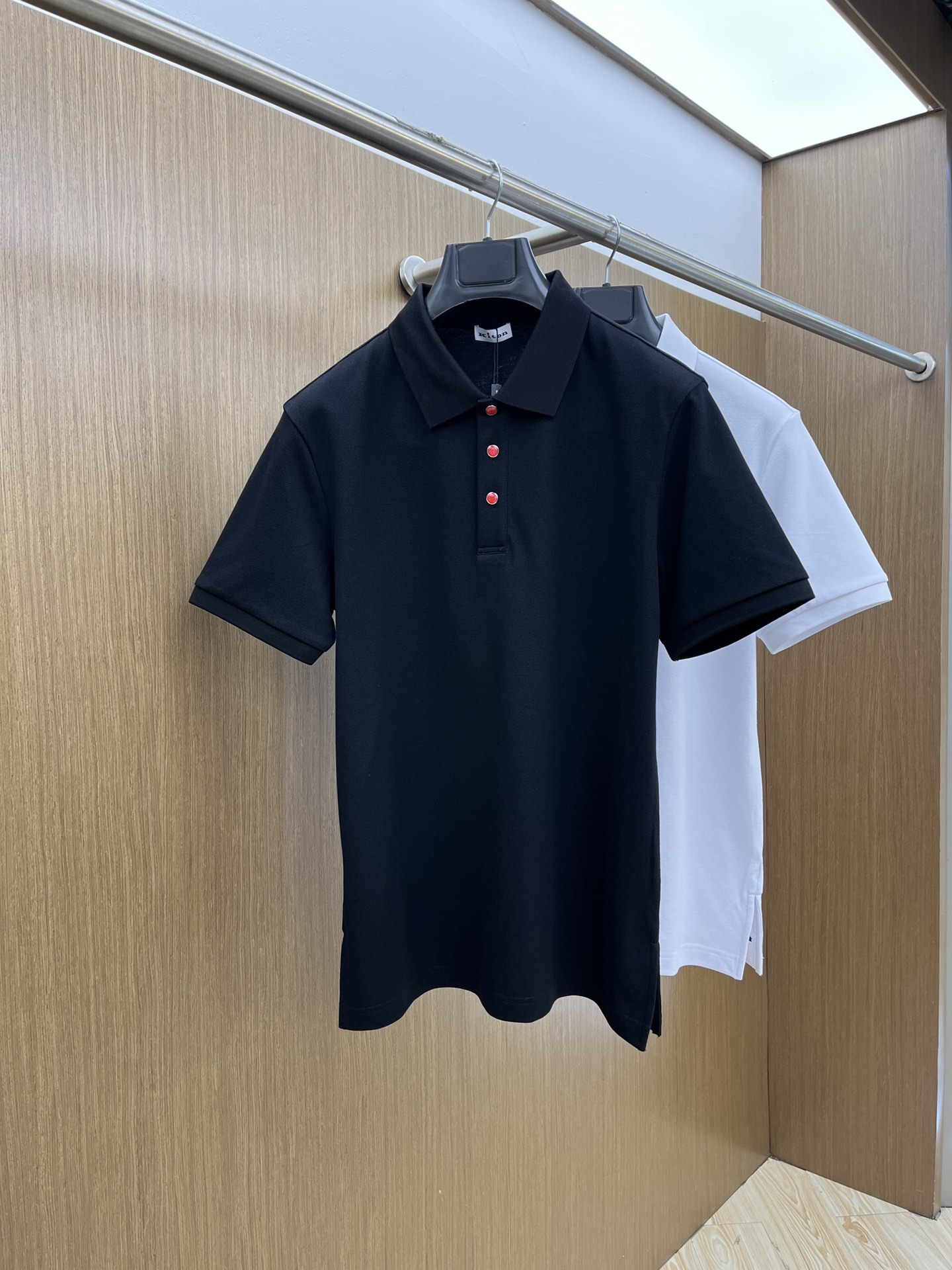 NO:427738,kit on 1935ss summer new logo men's lapel Polo shirt!  Classic business men's style, high-end men's style at the ceiling level of business men's style!  Simple, fashionable and elegant, single-wearing inner wear is decent, quality control/detail control takes away, low-key, luxurious and connotative!  Customer-supplied fixed mesh flooring cotton cloth is carefully made, the surface of the fabric is evenly arranged and neatly arranged, with excellent breathability and heat dissipation and sweat resistance, and the comfort level of the upper body is completely better than that of ordinary single-sided sweat cloth tissue!  The brand LOGO logo with classic hem is built with top-level craftsmanship. The LOGO has three-dimensional, clear and full texture, and is an extraordinary product in the classic field whether it is inner wear or single wear!  The exquisite cutting process, every detail is handled very standard and delicately. The bld is not comparable to ordinary LOW products on the market. Men must enter the basic versatile Polo shirts recommended!  Color black white Size M-3XL Data reference M: bust 104cm-shoulder width 45cm-length 69cm-sleeve length 21cm L: bust 108cm-shoulder width 46cm-length 70cm-sleeve length 22cm XL: bust 112cm-shoulder width 47cm-sleeve length 71cm-sleeve length 23cm XXL: bust 116cm-shoulder width 48cm-sleeve length 72cm-sleeve length 24cm 3XL: bust 120cm-shoulder width 49cm-sleeve length 73cm-sleeve length 24cm, alexander wang19860909kit on 1935ss夏季新款 logo男士翻领Polo衫！经典商务男款,高端男装的天花板级别的商务男款！简约时尚大气不失优雅,单穿内搭体面过人,品质控/细节控的闭眼带走,低调又奢华有内涵！ 客供定织网眼珠地棉布精心制成,面料表面排列均匀整齐的网眼纹理,透气性和散热排汗性极佳,上身舒适程度完全优于普通单面汗布组织！下摆经典的品牌LOGO标识,采用顶级工艺打造,LOGO立体清晰饱满,质感非凡的特质,无论是内搭还是单穿都是一款经典领域的产品！精妙绝伦的裁剪工艺,每一个细节处理的非常标准细腻,bld非市面一般LOW货可以媲美的,男士必入基础百搭款Polo衫推荐！ 颜色黑色 白色 尺码M-3XL 数据参考 M码:胸围104cm-肩宽45cm-衣长69cm-袖长21cm L码:胸围108cm-肩宽46cm-衣长70cm-袖长22cm XL码:胸围112cm-肩宽47cm-衣长71cm-袖长23cm XXL码:胸围116cm-肩宽48cm-衣长72cm-袖长24cm 3XL码:胸围120cm-肩宽49cm-衣长73cm-袖长24cm,,alexander wang,Men's clothing