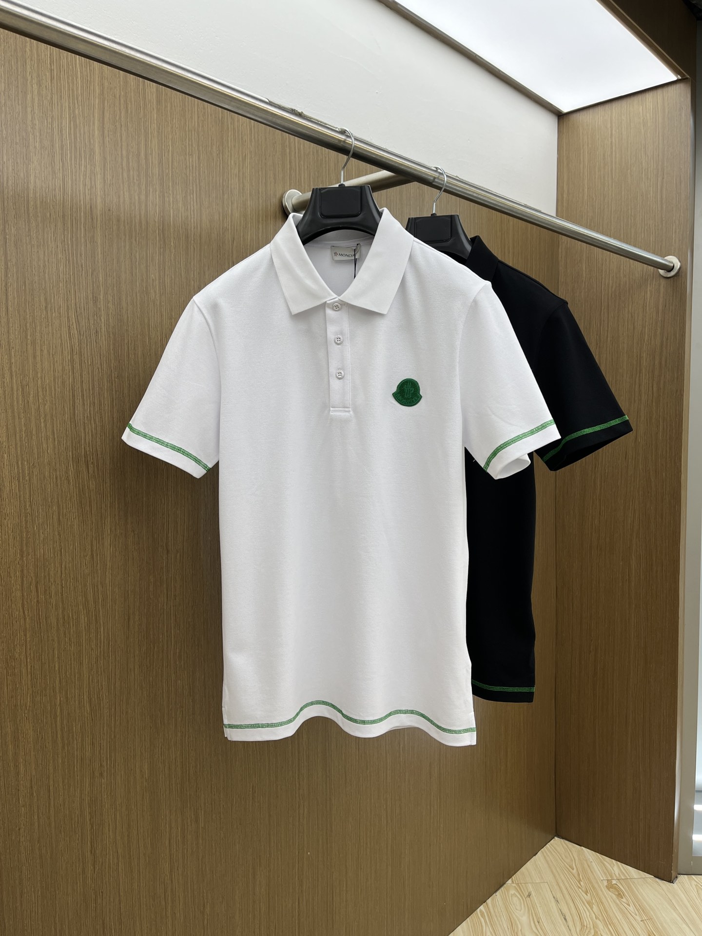 NO:427745,Mon 1935ss summer new logo men's lapel Polo shirt!  Classic business men's style, high-end men's style at the ceiling level of business men's style!  Simple, fashionable and elegant, single-wearing inner wear is decent, quality control/detail control takes away, low-key, luxurious and connotative!  Customer-supplied fixed mesh flooring cotton cloth is carefully made, the surface of the fabric is evenly arranged and neatly arranged, with excellent breathability and heat dissipation and sweat resistance, and the comfort level of the upper body is completely better than that of ordinary single-sided sweat cloth tissue!  The brand LOGO logo with classic hem is created with top-level craftsmanship. The LOGO has three-dimensional, clear and full texture, and is an extraordinary product in the classic field whether it is inner wear or single wear!  The exquisite cutting process, every detail is handled very standard and delicately. The bld is not comparable to ordinary LOW products on the market. Men must enter the basic versatile Polo shirts recommended!  Color black white Size M-3XL Data reference M: bust 104cm-shoulder width 45cm-length 69cm-sleeve length 21cm L: bust 108cm-shoulder width 46cm-length 70cm-sleeve length 22cm XL: bust 112cm-shoulder width 47cm-sleeve length 71cm-sleeve length 23cm XXL: bust 116cm-shoulder width 48cm-sleeve length 72cm-sleeve length 24cm 3XL: bust 120cm-shoulder width 49cm-sleeve length 73cm-sleeve length 24cm, alexander wang19860909Mon 1935ss夏季新款 logo男士翻领Polo衫！经典商务男款,高端男装的天花板级别的商务男款！简约时尚大气不失优雅,单穿内搭体面过人,品质控/细节控的闭眼带走,低调又奢华有内涵！ 客供定织网眼珠地棉布精心制成,面料表面排列均匀整齐的网眼纹理,透气性和散热排汗性极佳,上身舒适程度完全优于普通单面汗布组织！下摆经典的品牌LOGO标识,采用顶级工艺打造,LOGO立体清晰饱满,质感非凡的特质,无论是内搭还是单穿都是一款经典领域的产品！精妙绝伦的裁剪工艺,每一个细节处理的非常标准细腻,bld非市面一般LOW货可以媲美的,男士必入基础百搭款Polo衫推荐！ 颜色黑色 白色 尺码M-3XL 数据参考 M码:胸围104cm-肩宽45cm-衣长69cm-袖长21cm L码:胸围108cm-肩宽46cm-衣长70cm-袖长22cm XL码:胸围112cm-肩宽47cm-衣长71cm-袖长23cm XXL码:胸围116cm-肩宽48cm-衣长72cm-袖长24cm 3XL码:胸围120cm-肩宽49cm-衣长73cm-袖长24cm,,alexander wang,Men's clothing