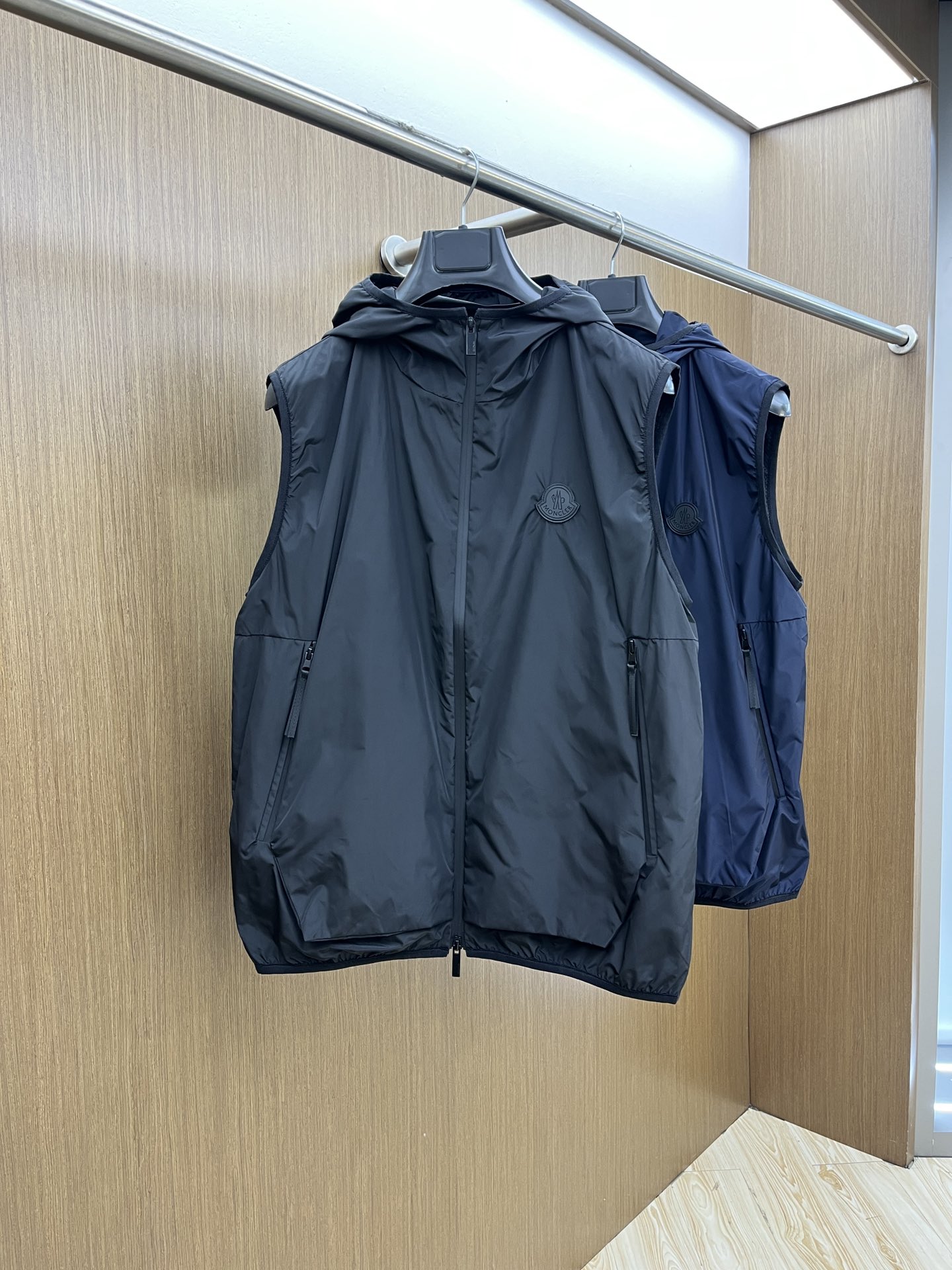 NO:154785,Mon Spring and Summer official website new men's hooded vest jacket, high-quality counter fabric, breathable and comfortable, impeccable details, brand elements design concept, exquisite workmanship and complex craftsmanship, professional purchasing grade reflects high quality. LZ feels delicate and soft!  It is casually cut, with a great upper body style!  Code number M-XXL, Jackets & coats,hats,alexander wang19860909Mon 春夏官网新款男士连帽马甲外套 高定专柜面料 透气舒适度高,细节无可挑剔,品牌元素设计理念,做工考究工艺复杂,专业代购级体现高品质.LZ手感细腻柔软！呈现休闲裁剪,上身版型超赞！ 码数M-XXL,,jackets & coats,hats,alexander wang,Men's clothing