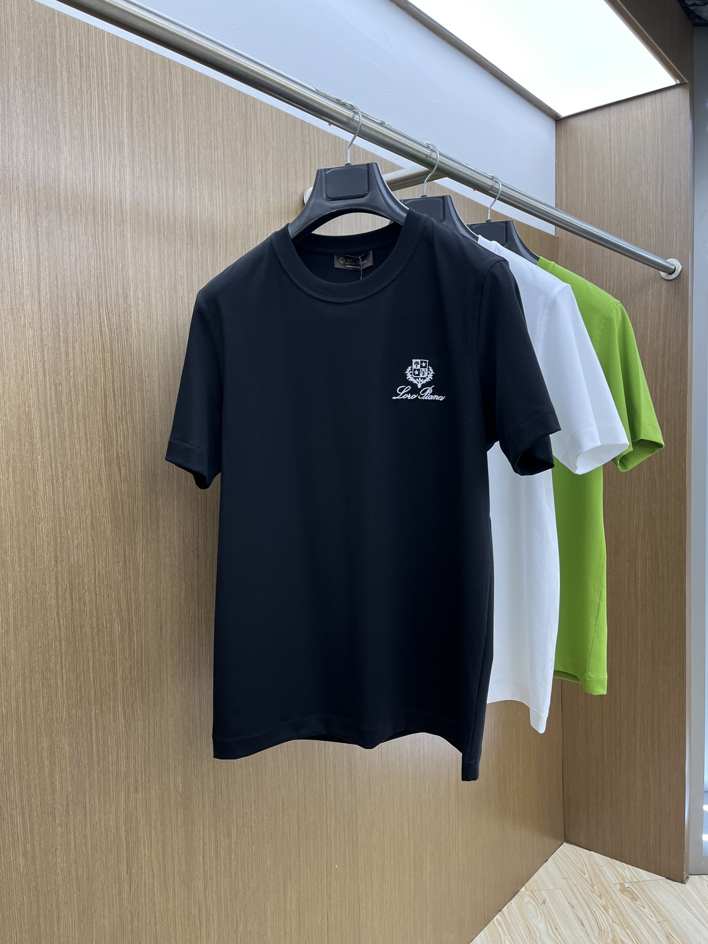 NO:481469,New LP high-end customization 2025 spring and summer new first-time counter latest short-sleeved round-neck T-shirt high-end customization design avant-garde and fashionable!  Brand logo heavy craft design, high-end customized mercerated cloud cotton fabric, soft feel, comfortable to wear, exquisite counter-level car line, fine workmanship, invincible and handsome upper body effect!  A must-have item for handsome men!  Color black white bld code number M-3XL, loro piana, T-shirt,tees, t-shirt,alexander wang19860909新款 LP 高端定制 2025春夏新款首发专柜最新款短袖圆领T恤 高端订制 设计前卫时尚！品牌logo重工艺设计 高端定制丝光云朵棉面料.手感柔软.穿着舒适.专柜级别精致车线.做工精细.上身效果无敌帅气！型男必备单品！ 颜色黑色 白色 bld码数M-3XL,,loro piana,T-shirt,tees，t-shirt,alexander wang,Men's clothing