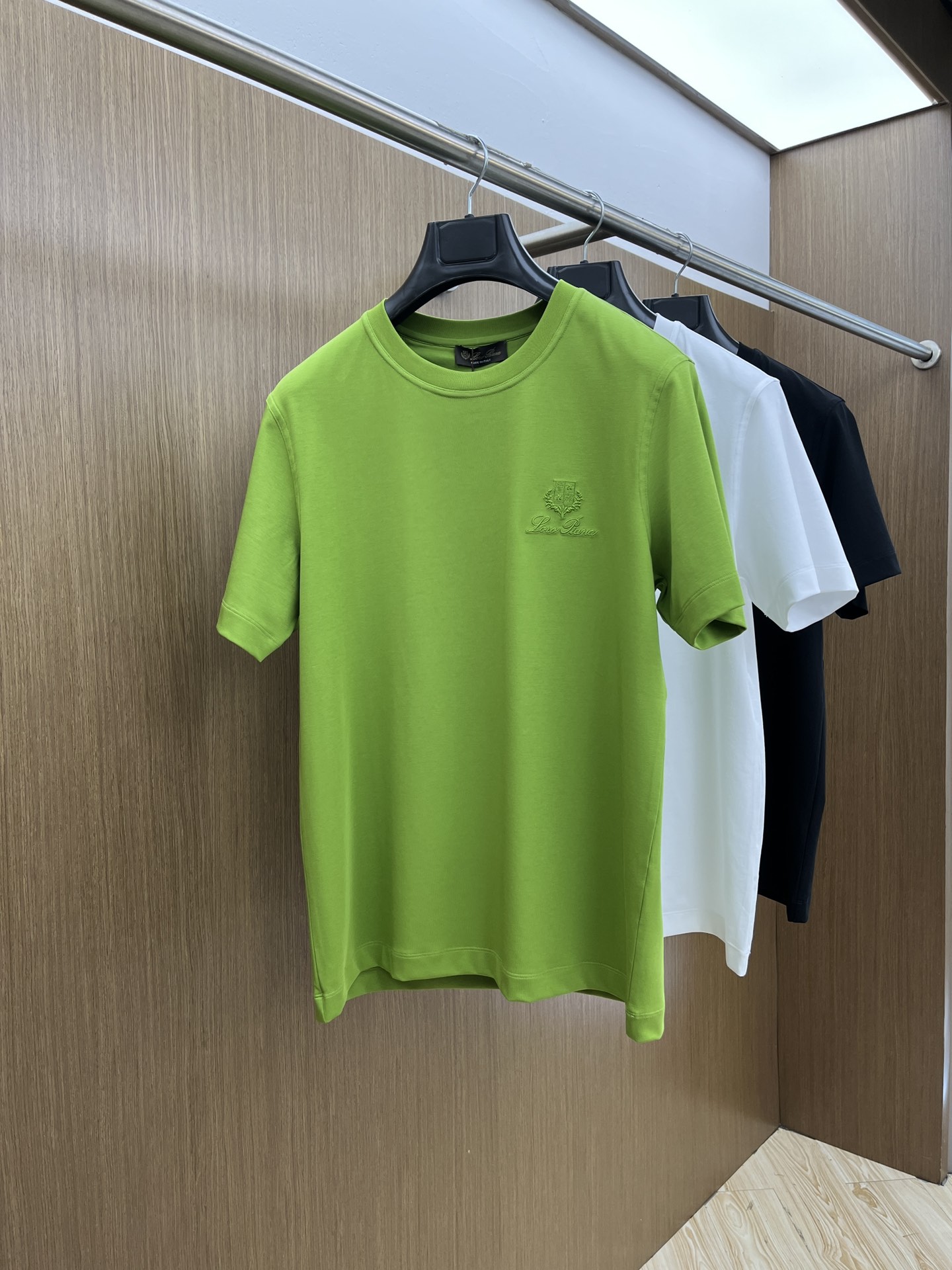 NO:481477,New LP high-end customization 2025 spring and summer new model first-time counter latest short-sleeved round-neck T-shirt high-end customization design avant-garde and fashionable!  Brand logo heavy craft design, high-end customized mercerated cloud cotton fabric, soft feel, comfortable to wear, exquisite counter-level car line, fine workmanship, invincible and handsome upper body effect!  A must-have item for handsome men!  Color black white bld code number M-3XL, loro piana, T-shirt,tees, t-shirt,alexander wang19860909新款 LP高端定制 2025春夏新款首发专柜最新款短袖圆领T恤 高端订制 设计前卫时尚！品牌logo重工艺设计 高端定制丝光云朵棉面料.手感柔软.穿着舒适.专柜级别精致车线.做工精细.上身效果无敌帅气！型男必备单品！ 颜色黑色 白色 bld码数M-3XL,,loro piana,T-shirt,tees，t-shirt,alexander wang,Men's clothing