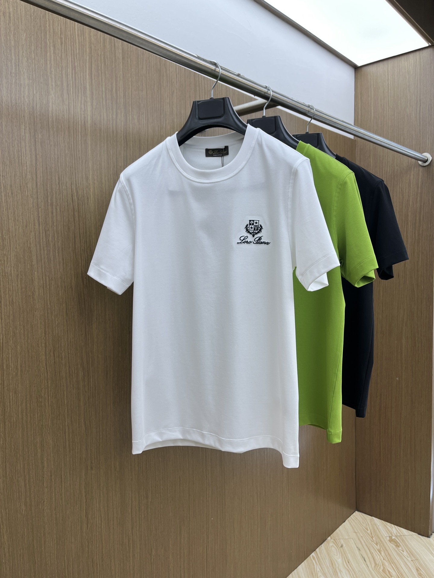 NO:481485,New LP high-end customization 2025 spring and summer new first-time counter latest short-sleeved round-neck T-shirt high-end customization design avant-garde and fashionable!  Brand logo heavy craft design, high-end customized mercerated cloud cotton fabric, soft feel, comfortable to wear, exquisite counter-level car line, fine workmanship, invincible and handsome upper body effect!  A must-have item for handsome men!  Color black white bld code number M-3XL, loro piana, T-shirt,tees, t-shirt,alexander wang19860909新款 LP 高端定制 2025春夏新款首发专柜最新款短袖圆领T恤 高端订制 设计前卫时尚！品牌logo重工艺设计 高端定制丝光云朵棉面料.手感柔软.穿着舒适.专柜级别精致车线.做工精细.上身效果无敌帅气！型男必备单品！ 颜色黑色 白色 bld码数M-3XL,,loro piana,T-shirt,tees，t-shirt,alexander wang,Men's clothing