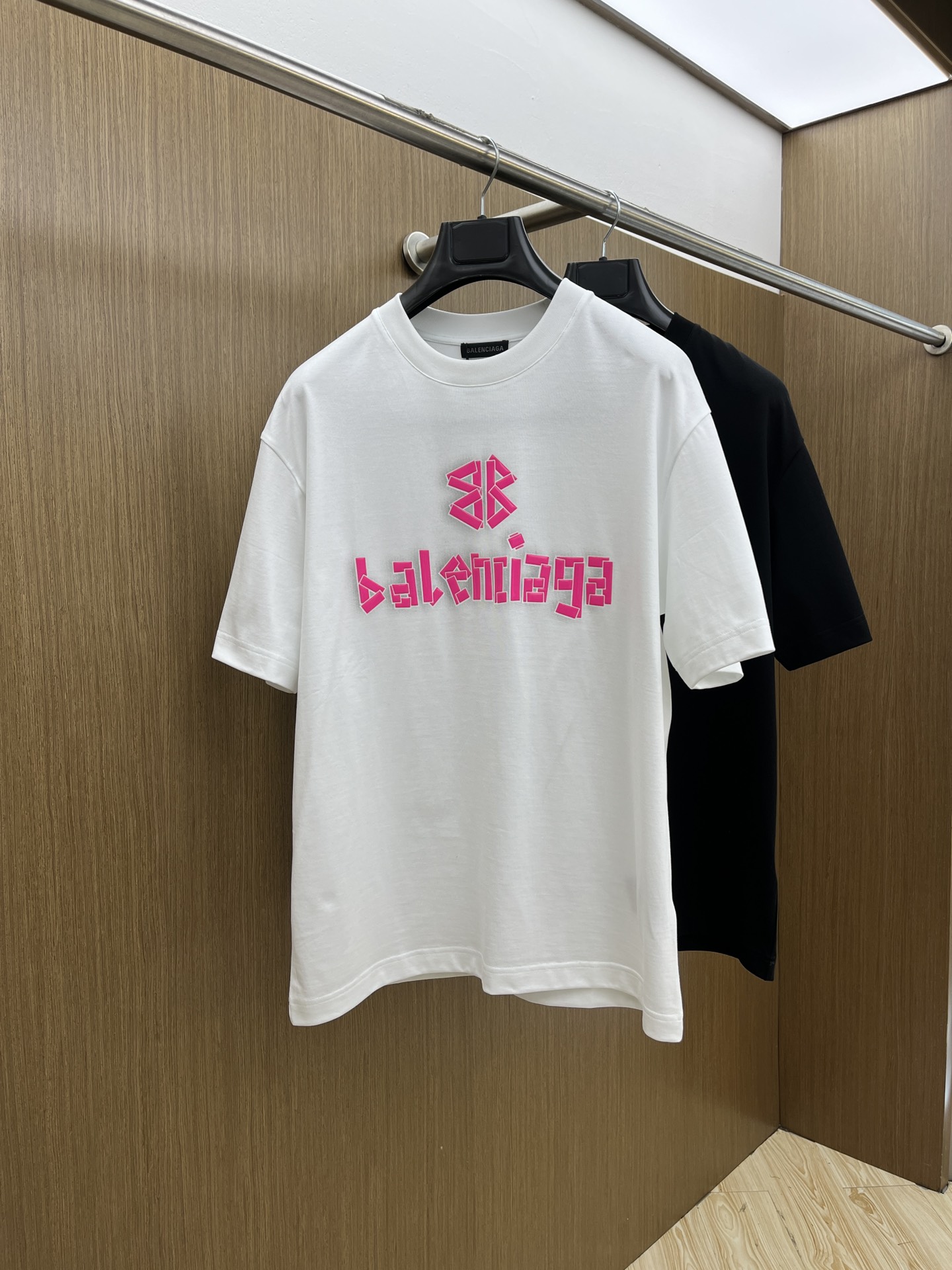 NO:481501,New BBG high-end customization 2025 spring and summer new first-time counter latest short-sleeved round-neck T-shirt high-end customization design avant-garde and fashionable!  Brand logo heavy craft design, high-end customized mercerated cloud cotton fabric, soft feel, comfortable to wear, exquisite counter-level car line, fine workmanship, invincible and handsome upper body effect!  A must-have item for handsome men!  Color black white bld code number M-3XL, T-shirt,tees,t-shirt,alexander wang19860909新款 BBG 高端定制 2025春夏新款首发专柜最新款短袖圆领T恤 高端订制 设计前卫时尚！品牌logo重工艺设计 高端定制丝光云朵棉面料.手感柔软.穿着舒适.专柜级别精致车线.做工精细.上身效果无敌帅气！型男必备单品！ 颜色黑色 白色 bld码数M-3XL,,T-shirt,tees，t-shirt,alexander wang,Men's clothing