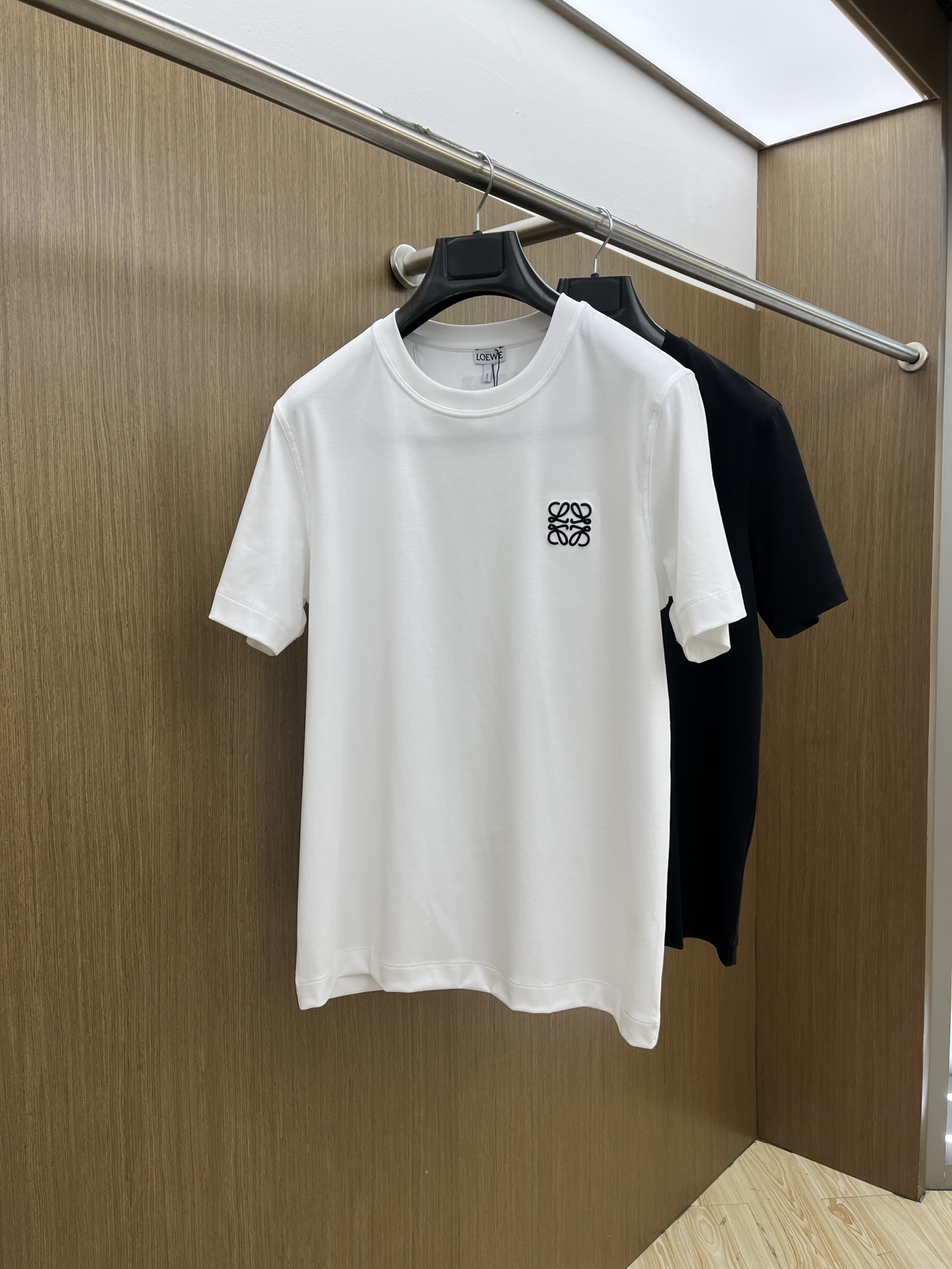 NO:481511,New Loe high-end customization 2025 spring and summer new first-time counter latest short-sleeved round-neck T-shirt high-end customization design avant-garde and fashionable!  Brand logo heavy craft design, high-end customized mercerated cloud cotton fabric, soft feel, comfortable to wear, exquisite counter-level car line, fine workmanship, invincible and handsome upper body effect!  A must-have item for handsome men!  Color black white bld code number M-3XL, loewe, T-shirt,tees, t-shirt,alexander wang19860909新款 Loe 高端定制 2025春夏新款首发专柜最新款短袖圆领T恤 高端订制 设计前卫时尚！品牌logo重工艺设计 高端定制丝光云朵棉面料.手感柔软.穿着舒适.专柜级别精致车线.做工精细.上身效果无敌帅气！型男必备单品！ 颜色黑色 白色 bld码数M-3XL,,loewe,T-shirt,tees，t-shirt,alexander wang,Men's clothing