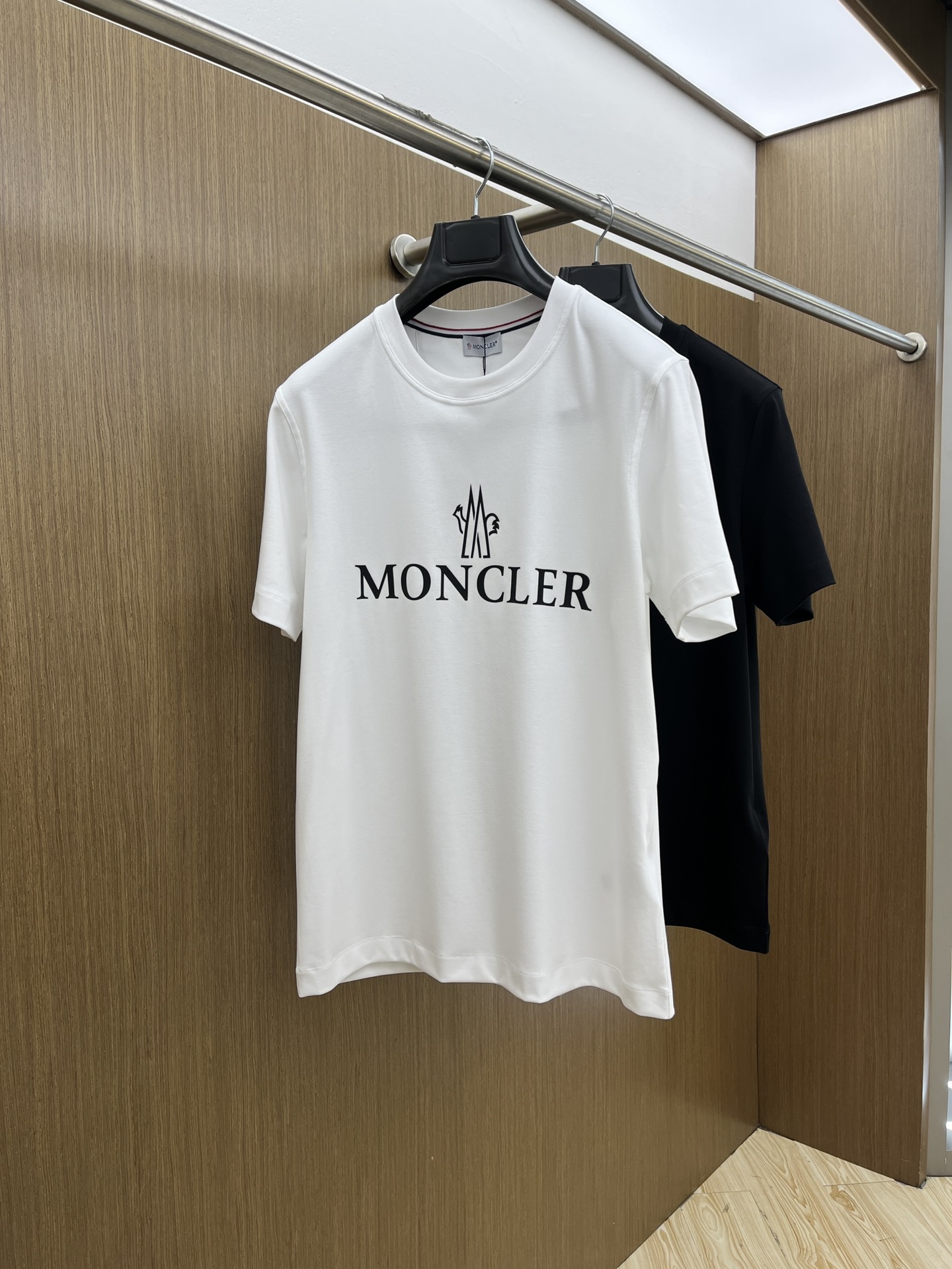 NO:506935,New Mon high-end customization 2025 spring and summer new first-time counter latest short-sleeved round-neck T-shirt high-end customization design avant-garde and fashionable!  Brand logo heavy craft design, high-end customized mercerated cloud cotton fabric, soft feel, comfortable to wear, exquisite counter-level car line, fine workmanship, invincible and handsome upper body effect!  A must-have item for handsome men!  Color black white bld code number M-3XL, T-shirt,tees,t-shirt,alexander wang19860909新款 Mon 高端定制 2025春夏新款首发专柜最新款短袖圆领T恤 高端订制 设计前卫时尚！品牌logo重工艺设计 高端定制丝光云朵棉面料.手感柔软.穿着舒适.专柜级别精致车线.做工精细.上身效果无敌帅气！型男必备单品！ 颜色黑色 白色 bld码数M-3XL,,T-shirt,tees，t-shirt,alexander wang,Men's clothing