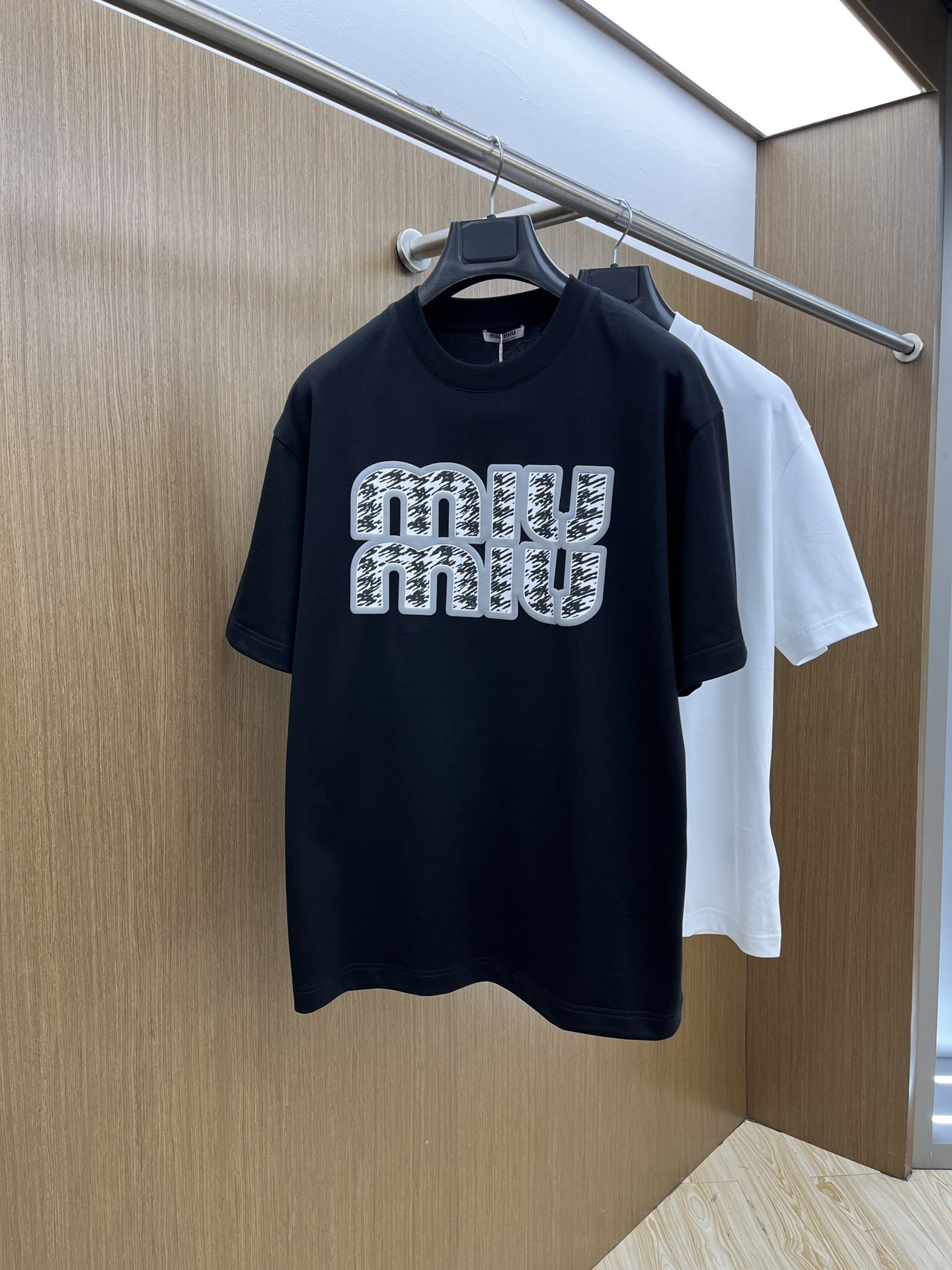 NO:501289,New MIU MIU high-end customization 2025 spring and summer new first-time counter latest short-sleeved round-neck T-shirt high-end customization design avant-garde and fashionable!  Brand logo heavy craft design, high-end customized mercerated cloud cotton fabric, soft feel, comfortable to wear, exquisite counter-level car line, fine workmanship, invincible and handsome upper body effect!  A must-have item for handsome men!  Color black white bld code number M-3XL, miumiu, T-shirt,tees, t-shirt,alexander wang19860909新款 MIU MIU 高端定制 2025春夏新款首发专柜最新款短袖圆领T恤 高端订制 设计前卫时尚！品牌logo重工艺设计 高端定制丝光云朵棉面料.手感柔软.穿着舒适.专柜级别精致车线.做工精细.上身效果无敌帅气！型男必备单品！ 颜色黑色 白色 bld码数M-3XL,,miumiu,T-shirt,tees，t-shirt,alexander wang,Men's clothing