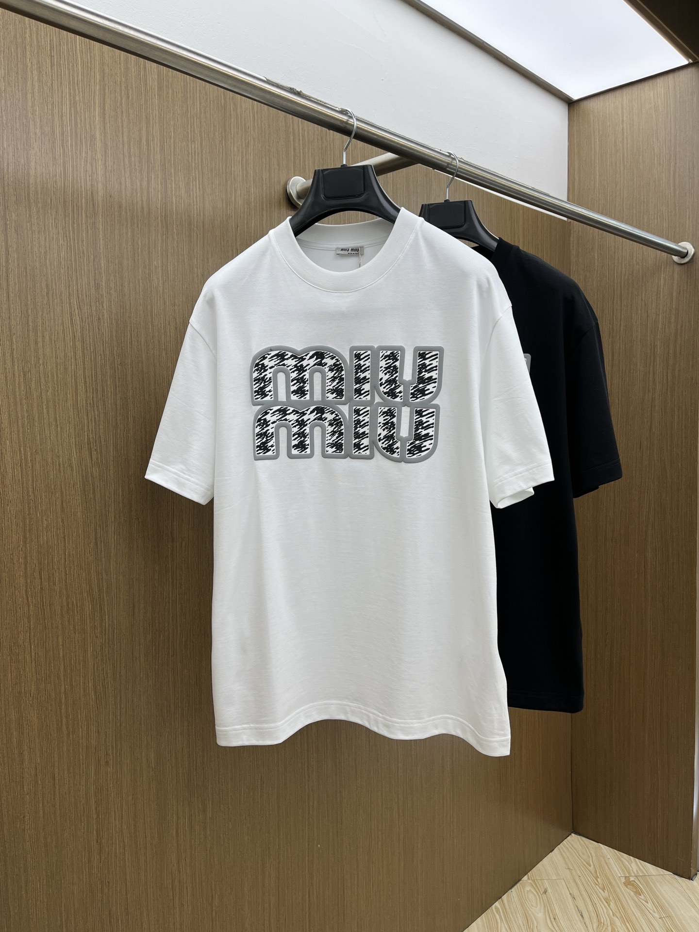 NO:501293,New Miu Miu high-end customization 2025 spring and summer new first-time counter latest short-sleeved round-neck T-shirt high-end customization design avant-garde and fashionable!  Brand logo heavy craft design, high-end customized mercerated cloud cotton fabric, soft feel, comfortable to wear, exquisite counter-level car line, fine workmanship, invincible and handsome upper body effect!  A must-have item for handsome men!  Color black white bld code number M-3XL, miumiu, T-shirt,tees, t-shirt,alexander wang19860909新款 Miu Miu 高端定制 2025春夏新款首发专柜最新款短袖圆领T恤 高端订制 设计前卫时尚！品牌logo重工艺设计 高端定制丝光云朵棉面料.手感柔软.穿着舒适.专柜级别精致车线.做工精细.上身效果无敌帅气！型男必备单品！ 颜色黑色 白色 bld码数M-3XL,,miumiu,T-shirt,tees，t-shirt,alexander wang,Men's clothing