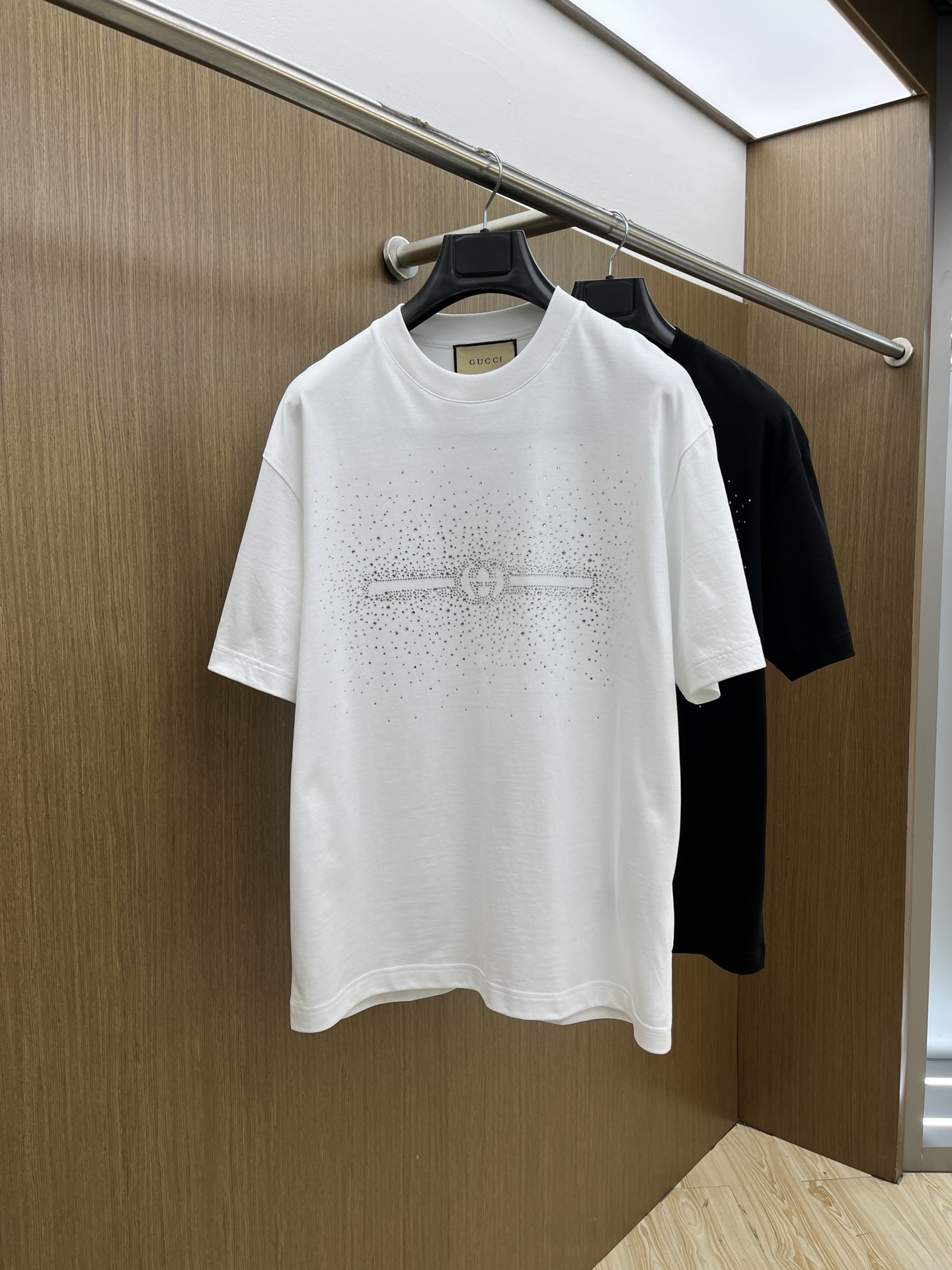 NO:501295,New Guc high-end customization 2025 spring and summer new first-time counter latest short-sleeved round-neck T-shirt high-end customization design avant-garde and fashionable!  Brand logo heavy craft design, high-end customized mercerated cloud cotton fabric, soft feel, comfortable to wear, exquisite counter-level car line, fine workmanship, invincible and handsome upper body effect!  A must-have item for handsome men!  Color black white bld code number M-3XL, gucci, T-shirt,tees, t-shirt,alexander wang19860909新款 Guc 高端定制 2025春夏新款首发专柜最新款短袖圆领T恤 高端订制 设计前卫时尚！品牌logo重工艺设计 高端定制丝光云朵棉面料.手感柔软.穿着舒适.专柜级别精致车线.做工精细.上身效果无敌帅气！型男必备单品！ 颜色黑色 白色 bld码数M-3XL,,gucci,T-shirt,tees，t-shirt,alexander wang,Men's clothing