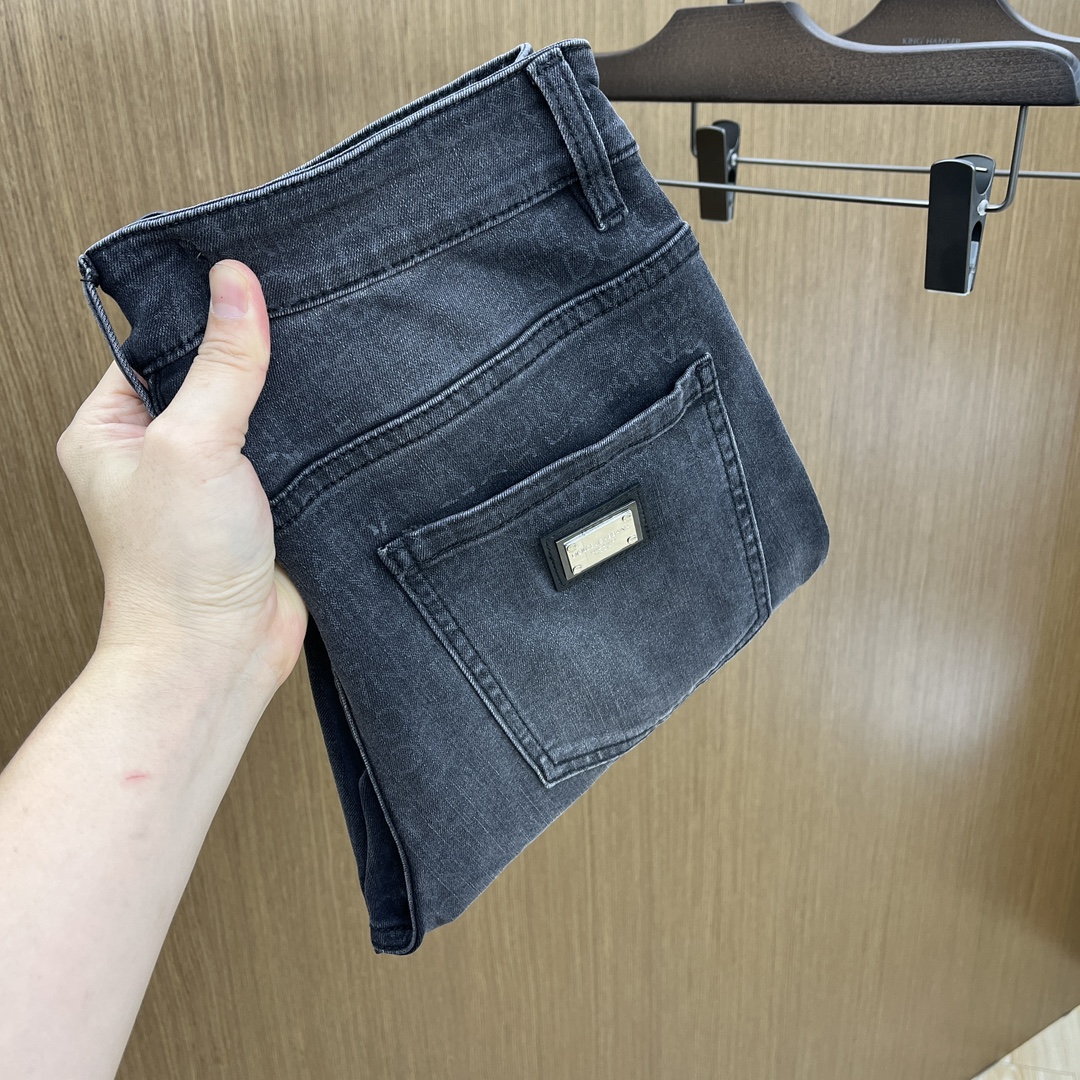 NO:425476,New DG high-end customization, 25ss spring and summer latest original jeans are released simultaneously on the counter. Original custom reproduction. Customer-supplied hardware and accessories. Original quality. Imported denim fabric heavy-working washing. Fine workmanship and excellent upper body!  Preferred single product FC SIZE:29-36 The next day, jeans,alexander wang19860909新款 DG 高端定制、25ss春夏最新款原牛仔裤 柜台同步发售 原版定制复刻 客供五金辅料 原单品质 进口牛仔面料重工洗水 做工走线精细 上身绝佳！优选单品FC SIZE:29-36 隔天,,jeans,alexander wang,Men's clothing