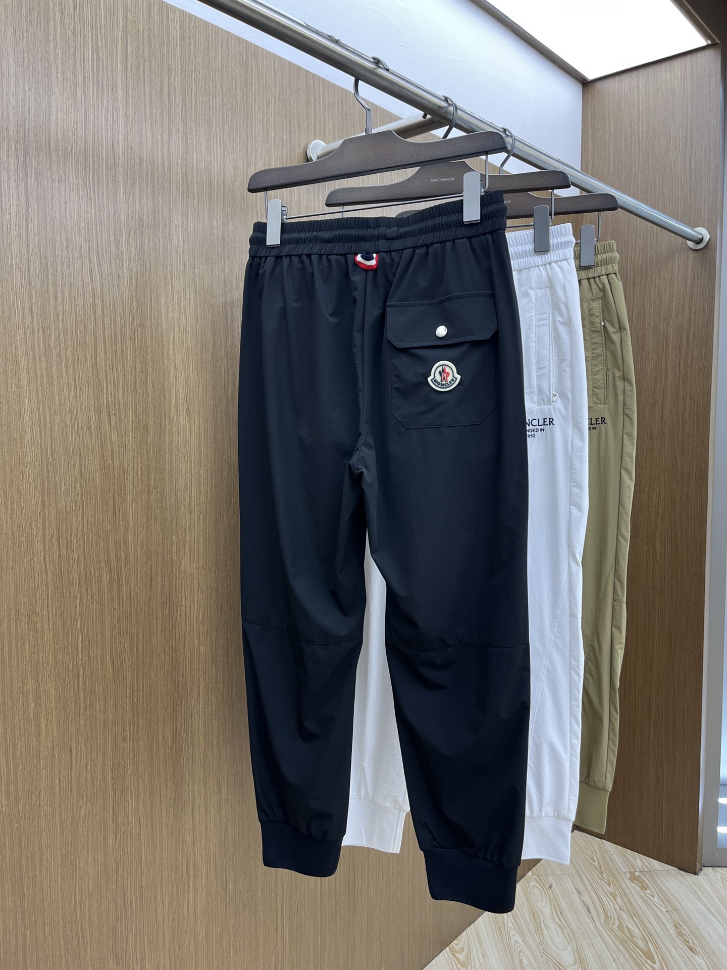 Mon 🔥🔥 天丝锦纶四面弹春夏休闲裤子
美学的焕新诠释,演绎浓郁的格调型时尚风范,细节感和设计感强