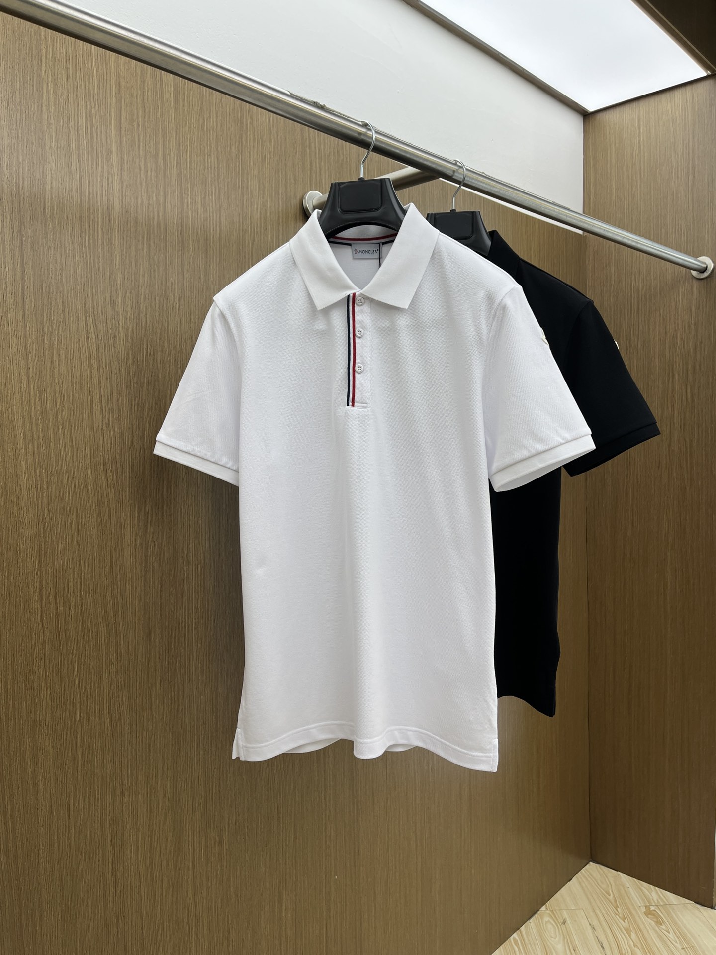 NO:443198,Mon 1935ss summer new logo men's lapel Polo shirt!  Classic business men's style, high-end men's style at the ceiling level of business men's style!  Simple, fashionable and elegant, single-wearing inner wear is decent, quality control/detail control takes away, low-key, luxurious and connotative!  Customer-supplied fixed mesh flooring cotton cloth is carefully made, the surface of the fabric is evenly arranged and neatly arranged, with excellent breathability and heat dissipation and sweat resistance, and the comfort level of the upper body is completely better than that of ordinary single-sided sweat cloth tissue!  The brand LOGO logo with classic hem is created with top-level craftsmanship. The LOGO has three-dimensional, clear and full texture, and is an extraordinary product in the classic field whether it is inner wear or single wear!  The exquisite cutting process, every detail is handled very standard and delicately. The bld is not comparable to ordinary LOW products on the market. Men must enter the basic versatile Polo shirts recommended!  Color black white Size M-3XL Data reference M: bust 104cm-shoulder width 45cm-length 69cm-sleeve length 21cm L: bust 108cm-shoulder width 46cm-length 70cm-sleeve length 22cm XL: bust 112cm-shoulder width 47cm-sleeve length 71cm-sleeve length 23cm XXL: bust 116cm-shoulder width 48cm-sleeve length 72cm-sleeve length 24cm 3XL: bust 120cm-shoulder width 49cm-sleeve length 73cm-sleeve length 24cm, alexander wang19860909Mon 1935ss夏季新款 logo男士翻领Polo衫！经典商务男款,高端男装的天花板级别的商务男款！简约时尚大气不失优雅,单穿内搭体面过人,品质控/细节控的闭眼带走,低调又奢华有内涵！ 客供定织网眼珠地棉布精心制成,面料表面排列均匀整齐的网眼纹理,透气性和散热排汗性极佳,上身舒适程度完全优于普通单面汗布组织！下摆经典的品牌LOGO标识,采用顶级工艺打造,LOGO立体清晰饱满,质感非凡的特质,无论是内搭还是单穿都是一款经典领域的产品！精妙绝伦的裁剪工艺,每一个细节处理的非常标准细腻,bld非市面一般LOW货可以媲美的,男士必入基础百搭款Polo衫推荐！ 颜色黑色 白色 尺码M-3XL 数据参考 M码:胸围104cm-肩宽45cm-衣长69cm-袖长21cm L码:胸围108cm-肩宽46cm-衣长70cm-袖长22cm XL码:胸围112cm-肩宽47cm-衣长71cm-袖长23cm XXL码:胸围116cm-肩宽48cm-衣长72cm-袖长24cm 3XL码:胸围120cm-肩宽49cm-衣长73cm-袖长24cm,,alexander wang,Men's clothing