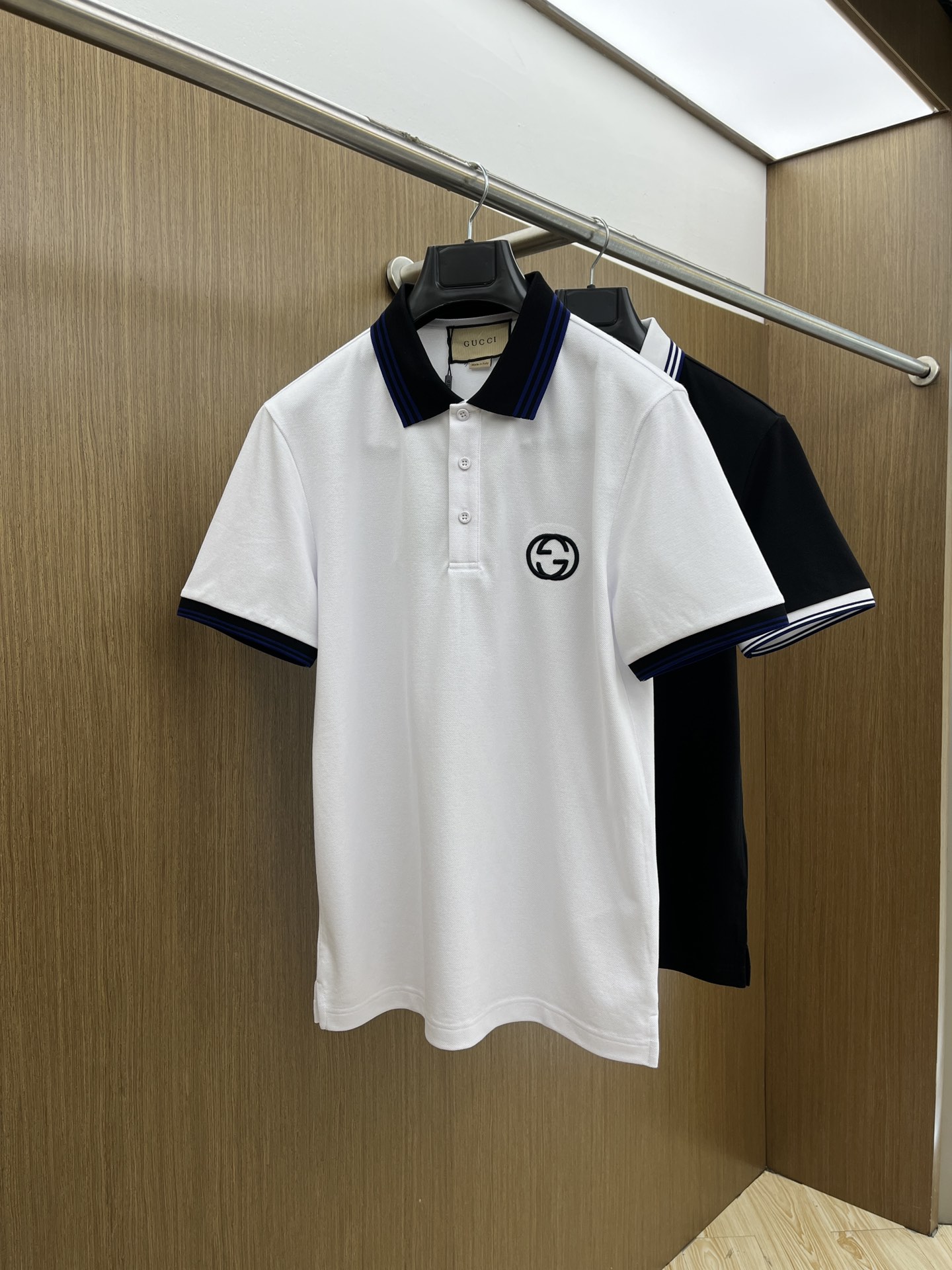 NO:137073,Guc 0ss summer new logo men's lapel Polo shirt!  Classic business men's style, high-end men's style at the ceiling level of business men's style!  Simple, fashionable and elegant, single-wearing inner wear is decent, quality control/detail control takes away, low-key, luxurious and connotative!  Customer-supplied fixed mesh flooring cotton cloth is carefully made, the surface of the fabric is evenly arranged and neatly arranged, with excellent breathability and heat dissipation and sweat resistance, and the comfort level of the upper body is completely better than that of ordinary single-sided sweat cloth tissue!  The brand LOGO logo with classic hem is created with top-level craftsmanship. The LOGO has three-dimensional, clear and full texture, and is an extraordinary product in the classic field whether it is inner wear or single wear!  The exquisite cutting process, every detail is handled very standard and delicately. The bld is not comparable to ordinary LOW products on the market. Men must enter the basic versatile Polo shirts recommended!  Color black white Size M-3XL Data reference M: bust 104cm-shoulder width 45cm-coat length 69cm-sleeve length 21cm L: bust 108cm-shoulder width 46cm-coat length 70cm-sleeve length 22cm XL: bust 112cm-shoulder width 47cm-coat length 71cm-sleeve length 23cm XXL: bust 116cm-shoulder width 48cm-coat length 72cm-sleeve length 24cm 3XL: bust 120cm-shoulder width 49cm-coat length 73cm-sleeve length 24cm, gucci, alexander wang19860909Guc 0ss夏季新款 logo男士翻领Polo衫！经典商务男款,高端男装的天花板级别的商务男款！简约时尚大气不失优雅,单穿内搭体面过人,品质控/细节控的闭眼带走,低调又奢华有内涵！ 客供定织网眼珠地棉布精心制成,面料表面排列均匀整齐的网眼纹理,透气性和散热排汗性极佳,上身舒适程度完全优于普通单面汗布组织！下摆经典的品牌LOGO标识,采用顶级工艺打造,LOGO立体清晰饱满,质感非凡的特质,无论是内搭还是单穿都是一款经典领域的产品！精妙绝伦的裁剪工艺,每一个细节处理的非常标准细腻,bld非市面一般LOW货可以媲美的,男士必入基础百搭款Polo衫推荐！ 颜色黑色 白色 尺码M-3XL 数据参考 M码:胸围104cm-肩宽45cm-衣长69cm-袖长21cm L码:胸围108cm-肩宽46cm-衣长70cm-袖长22cm XL码:胸围112cm-肩宽47cm-衣长71cm-袖长23cm XXL码:胸围116cm-肩宽48cm-衣长72cm-袖长24cm 3XL码:胸围120cm-肩宽49cm-衣长73cm-袖长24cm,,gucci,alexander wang,Men's clothing