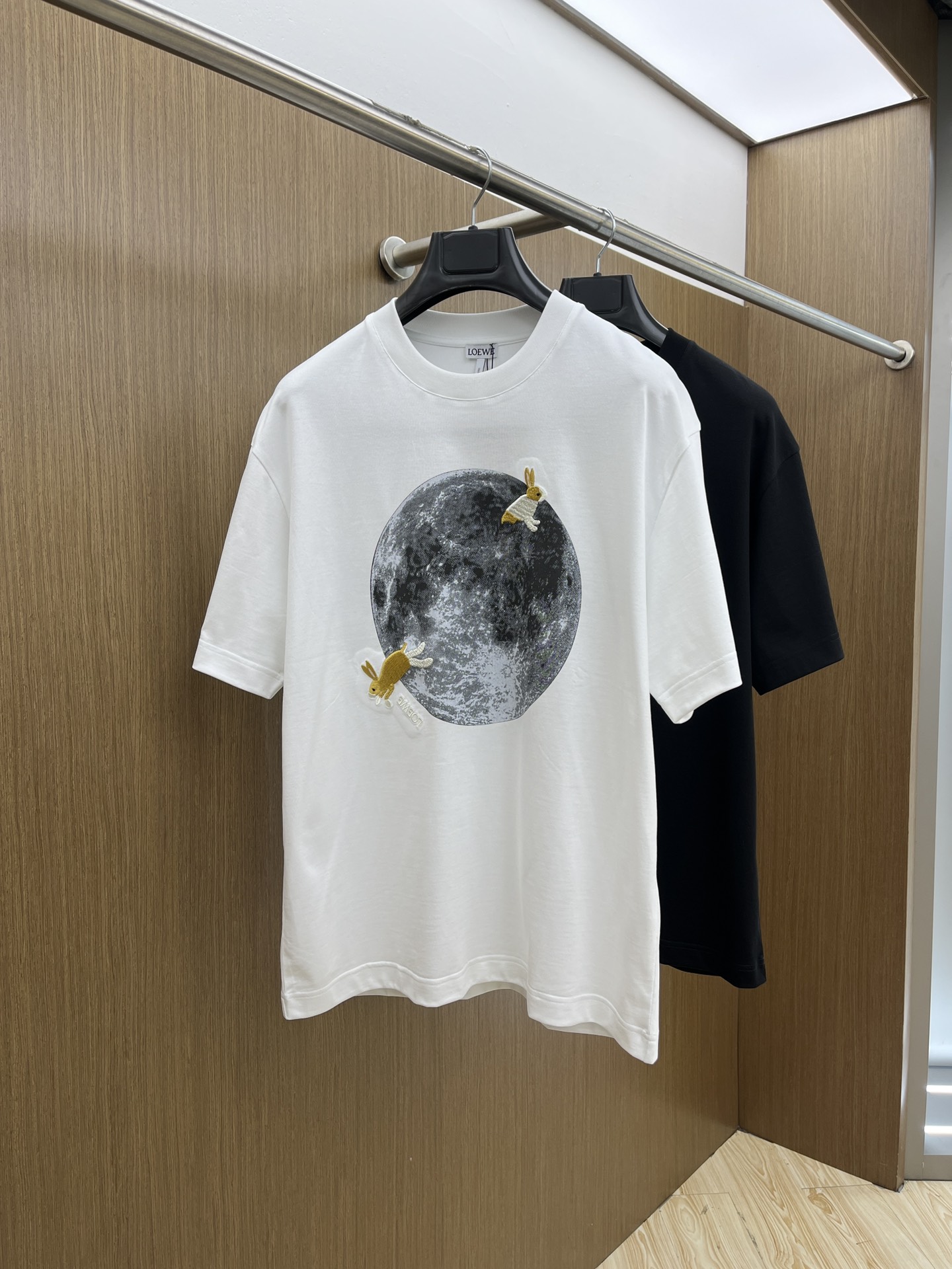 NO:137075,New Loe high-end customization 2025 spring and summer new first-time counter latest short-sleeved round-neck T-shirt high-end customization design avant-garde and fashionable!  Brand logo heavy craft design, high-end customized mercerated cloud cotton fabric, soft feel, comfortable to wear, exquisite counter-level car line, fine workmanship, invincible and handsome upper body effect!  A must-have item for handsome men!  Color black white bld code number M-3XL, loewe, T-shirt,tees, t-shirt,alexander wang19860909新款 Loe 高端定制 2025春夏新款首发专柜最新款短袖圆领T恤 高端订制 设计前卫时尚！品牌logo重工艺设计 高端定制丝光云朵棉面料.手感柔软.穿着舒适.专柜级别精致车线.做工精细.上身效果无敌帅气！型男必备单品！ 颜色黑色 白色 bld码数M-3XL,,loewe,T-shirt,tees，t-shirt,alexander wang,Men's clothing