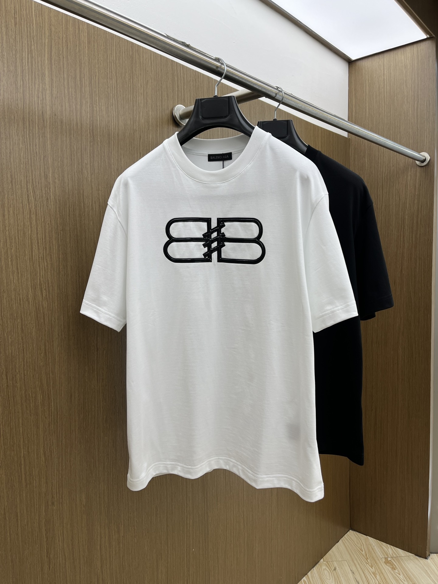 NO:137077,New BBG high-end customization 2025 spring and summer new first-time counter latest short-sleeved round-neck T-shirt high-end customization design avant-garde and fashionable!  Brand logo heavy craft design, high-end customized mercerated cloud cotton fabric, soft feel, comfortable to wear, exquisite counter-level car line, fine workmanship, invincible and handsome upper body effect!  A must-have item for handsome men!  Color black white bld code number M-3XL, T-shirt,tees,t-shirt,alexander wang19860909新款 BBG 高端定制 2025春夏新款首发专柜最新款短袖圆领T恤 高端订制 设计前卫时尚！品牌logo重工艺设计 高端定制丝光云朵棉面料.手感柔软.穿着舒适.专柜级别精致车线.做工精细.上身效果无敌帅气！型男必备单品！ 颜色黑色 白色 bld码数M-3XL,,T-shirt,tees，t-shirt,alexander wang,Men's clothing