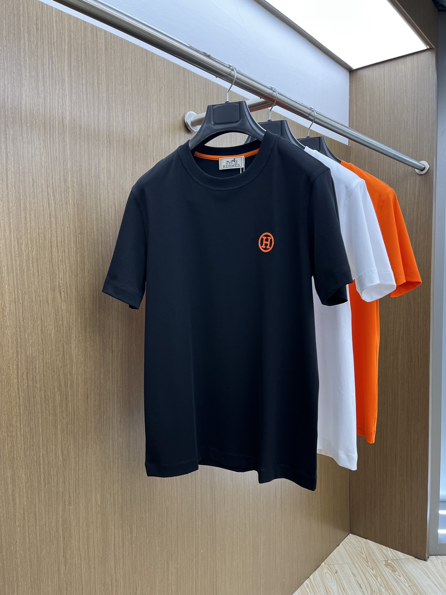 NO:137079,New HER high-end customization 2025 spring and summer new first-time counter latest short-sleeved round-neck T-shirt high-end customization design avant-garde and fashionable!  Brand logo heavy craft design, high-end customized mercerated cloud cotton fabric, soft feel, comfortable to wear, exquisite counter-level car line, fine workmanship, invincible and handsome upper body effect!  A must-have item for handsome men!  Color black white bld code number M-3XL, T-shirt,tees,t-shirt,alexander wang19860909新款 HER 高端定制 2025春夏新款首发专柜最新款短袖圆领T恤 高端订制 设计前卫时尚！品牌logo重工艺设计 高端定制丝光云朵棉面料.手感柔软.穿着舒适.专柜级别精致车线.做工精细.上身效果无敌帅气！型男必备单品！ 颜色黑色 白色 bld码数M-3XL,,T-shirt,tees，t-shirt,alexander wang,Men's clothing