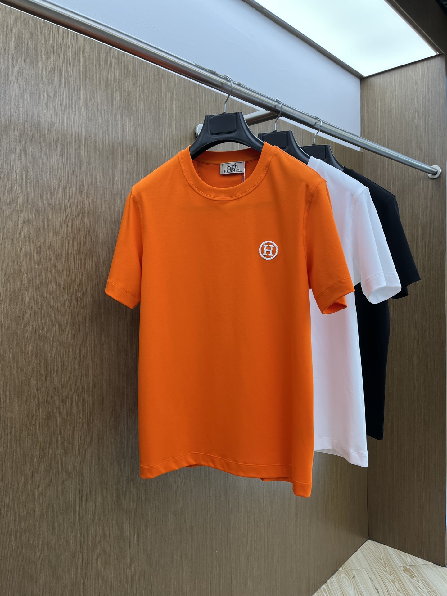 NO:137081,New Her High-end Customization 2025 Spring and Summer New First-Open Counter Latest Short-sleeved Round-neck T-shirt High-end Customization Design Avant-garde and fashionable!  Brand logo heavy craft design, high-end customized mercerated cloud cotton fabric, soft feel, comfortable to wear, exquisite counter-level car line, fine workmanship, invincible and handsome upper body effect!  A must-have item for handsome men!  Color black white bld code number M-3XL, T-shirt,tees,t-shirt,alexander wang19860909新款 Her 高端定制 2025春夏新款首发专柜最新款短袖圆领T恤 高端订制 设计前卫时尚！品牌logo重工艺设计 高端定制丝光云朵棉面料.手感柔软.穿着舒适.专柜级别精致车线.做工精细.上身效果无敌帅气！型男必备单品！ 颜色黑色 白色 bld码数M-3XL,,T-shirt,tees，t-shirt,alexander wang,Men's clothing