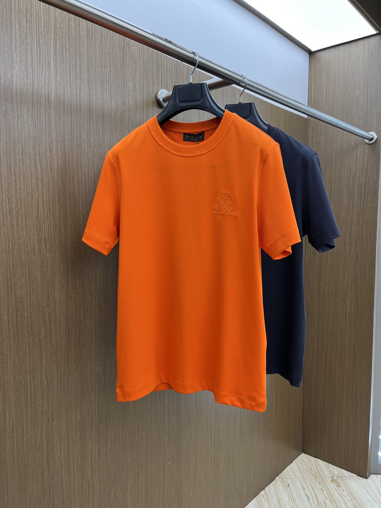 NO:137068,New LP high-end customization 2025 spring and summer new first-time counter latest short-sleeved round-neck T-shirt high-end customization design avant-garde and fashionable!  Brand logo heavy craft design, high-end customized mercerated cloud cotton fabric, soft feel, comfortable to wear, exquisite counter-level car line, fine workmanship, invincible and handsome upper body effect!  A must-have item for handsome men!  Color black white bld code number M-3XL, loro piana, T-shirt,tees, t-shirt,alexander wang19860909新款 LP 高端定制 2025春夏新款首发专柜最新款短袖圆领T恤 高端订制 设计前卫时尚！品牌logo重工艺设计 高端定制丝光云朵棉面料.手感柔软.穿着舒适.专柜级别精致车线.做工精细.上身效果无敌帅气！型男必备单品！ 颜色黑色 白色 bld码数M-3XL,,loro piana,T-shirt,tees，t-shirt,alexander wang,Men's clothing