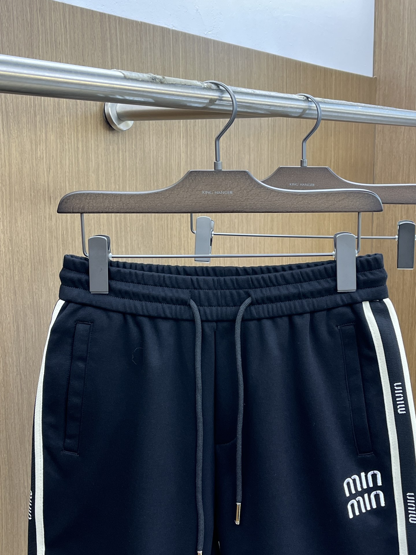  MIU 🔥🔥独家首发 2025夏季新款男士休闲短裤，高级定制面料透气面料 透气弹力舒适度极高，细节无可