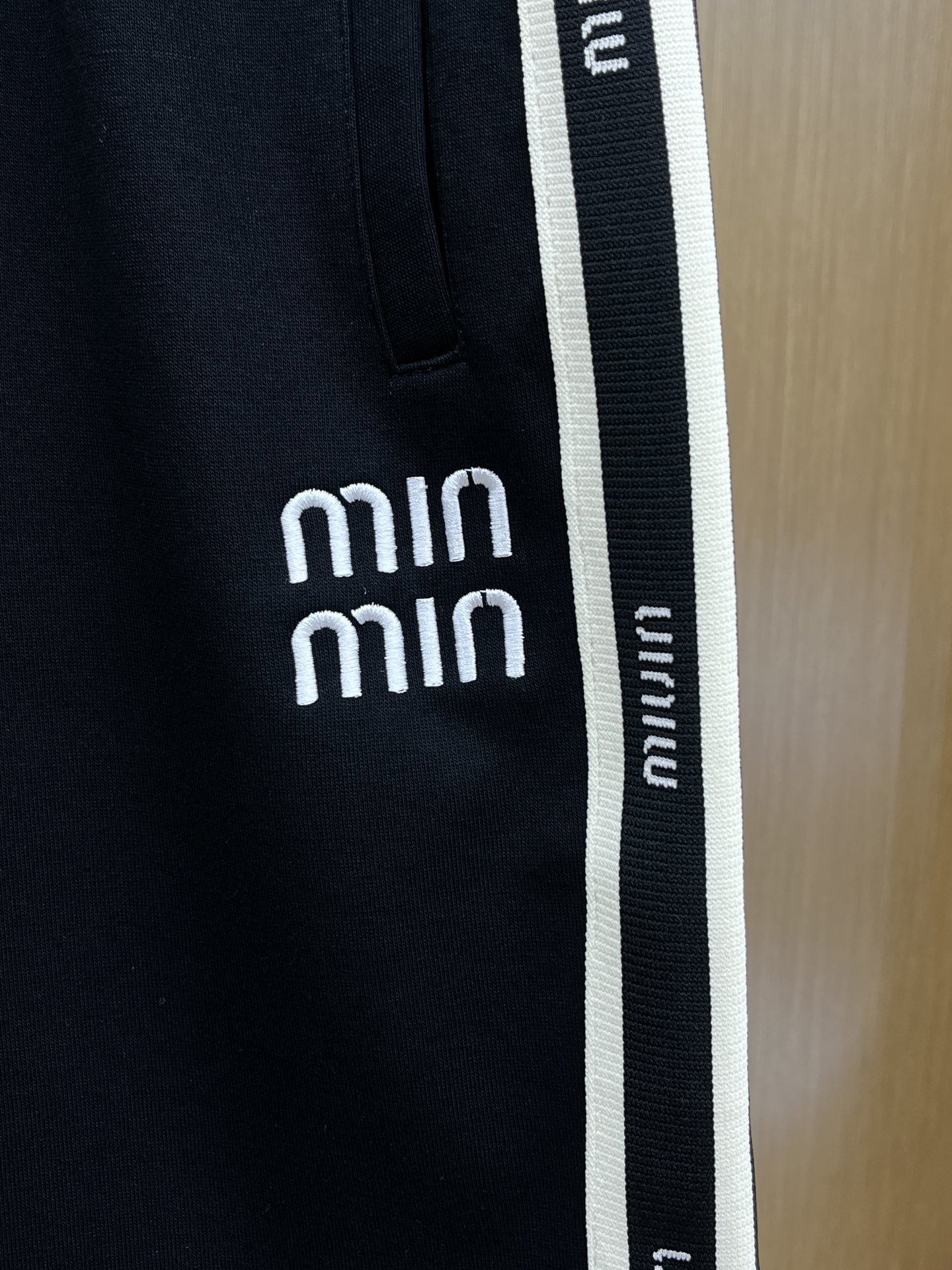  MIU 🔥🔥独家首发 2025夏季新款男士休闲短裤，高级定制面料透气面料 透气弹力舒适度极高，细节无可