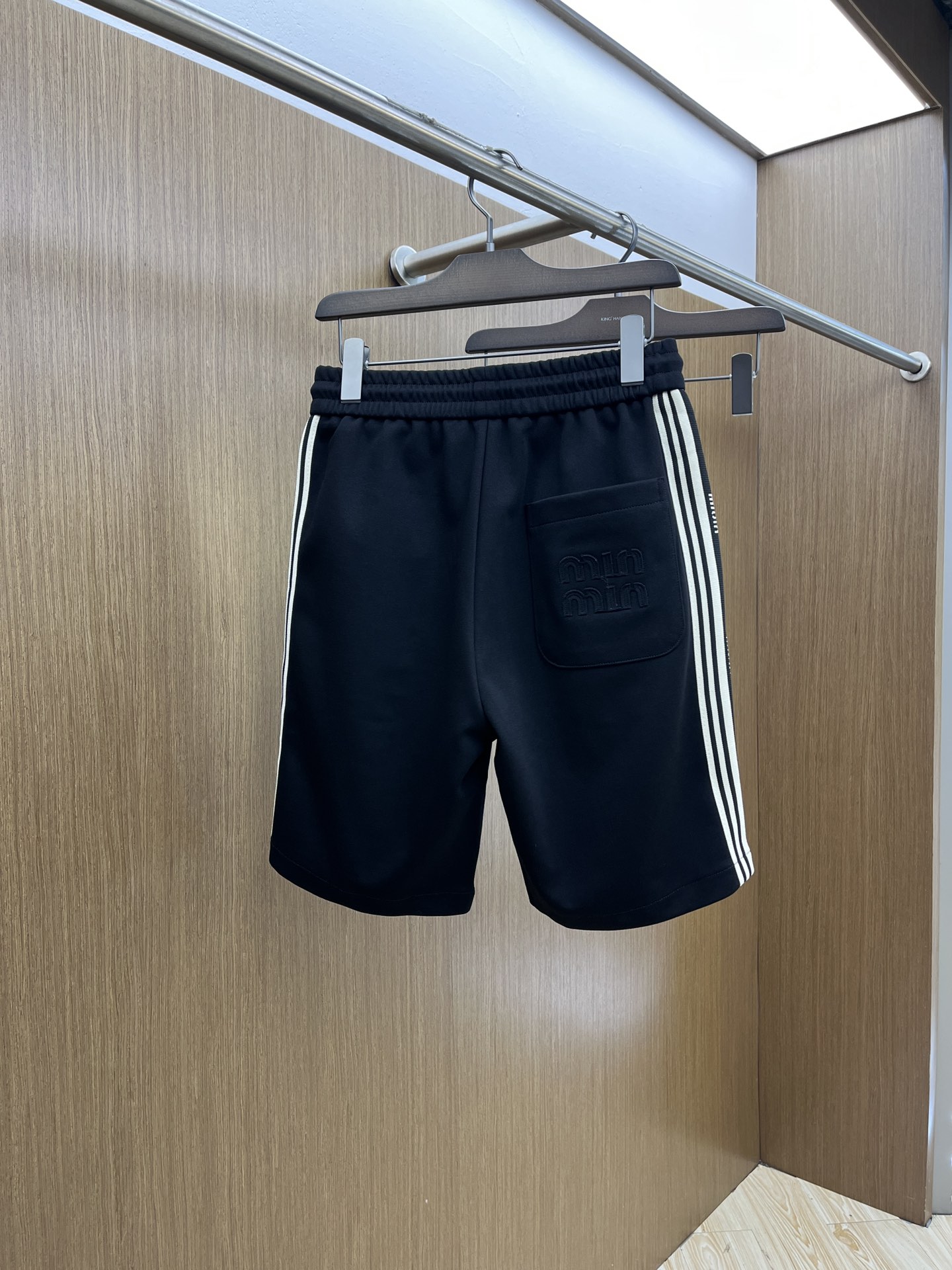  MIU 🔥🔥独家首发 2025夏季新款男士休闲短裤，高级定制面料透气面料 透气弹力舒适度极高，细节无可
