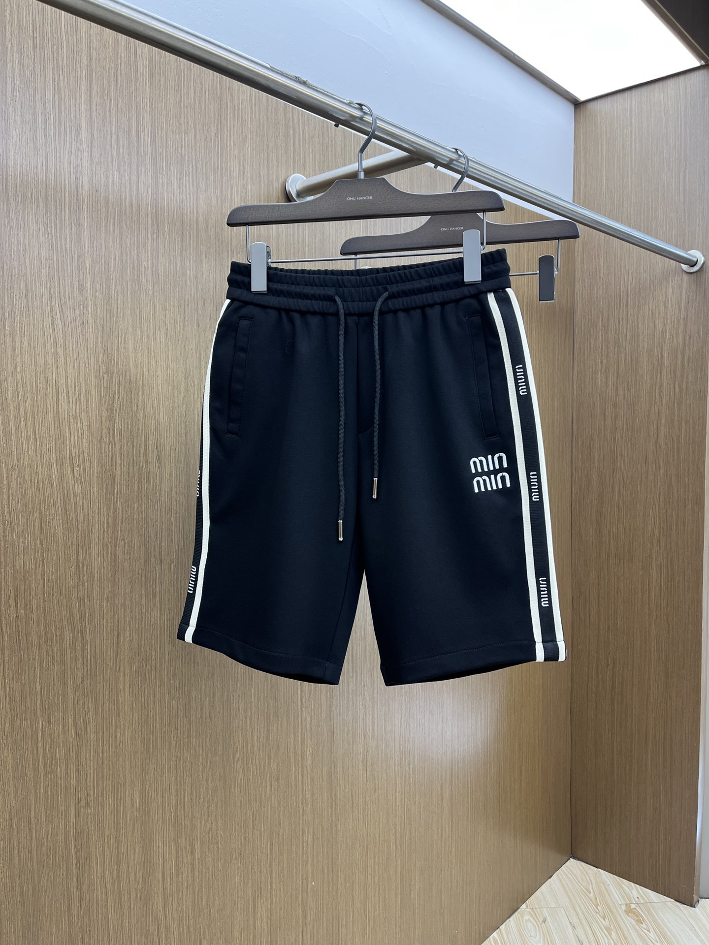  MIU 🔥🔥独家首发 2025夏季新款男士休闲短裤，高级定制面料透气面料 透气弹力舒适度极高，细节无可