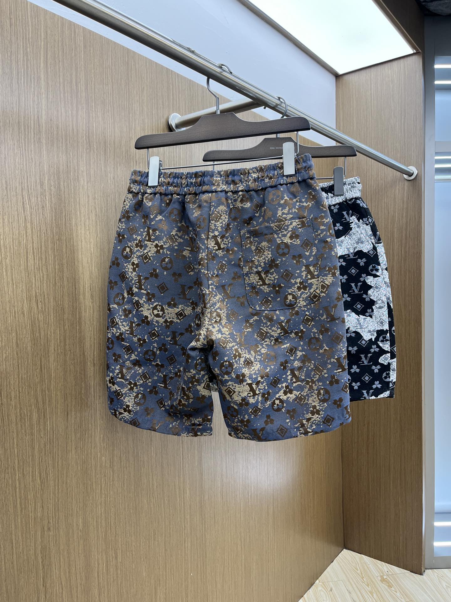  LV 🔥🔥独家首发 2025夏季新款男士休闲短裤，高级定制面料透气面料 透气弹力舒适度极高，细节无可挑