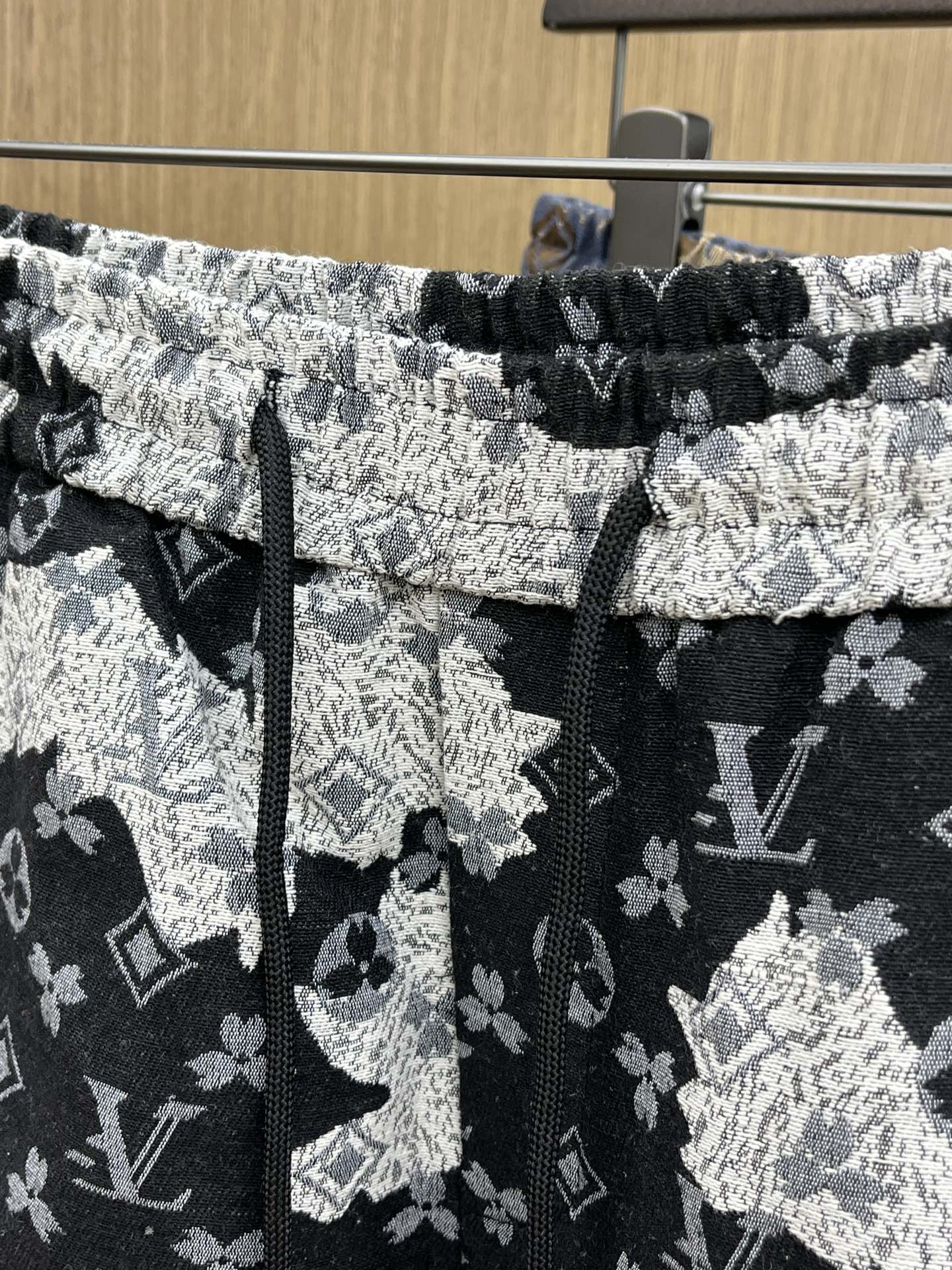  LV 🔥🔥独家首发 2025夏季新款男士休闲短裤，高级定制面料透气面料 透气弹力舒适度极高，细节无可挑