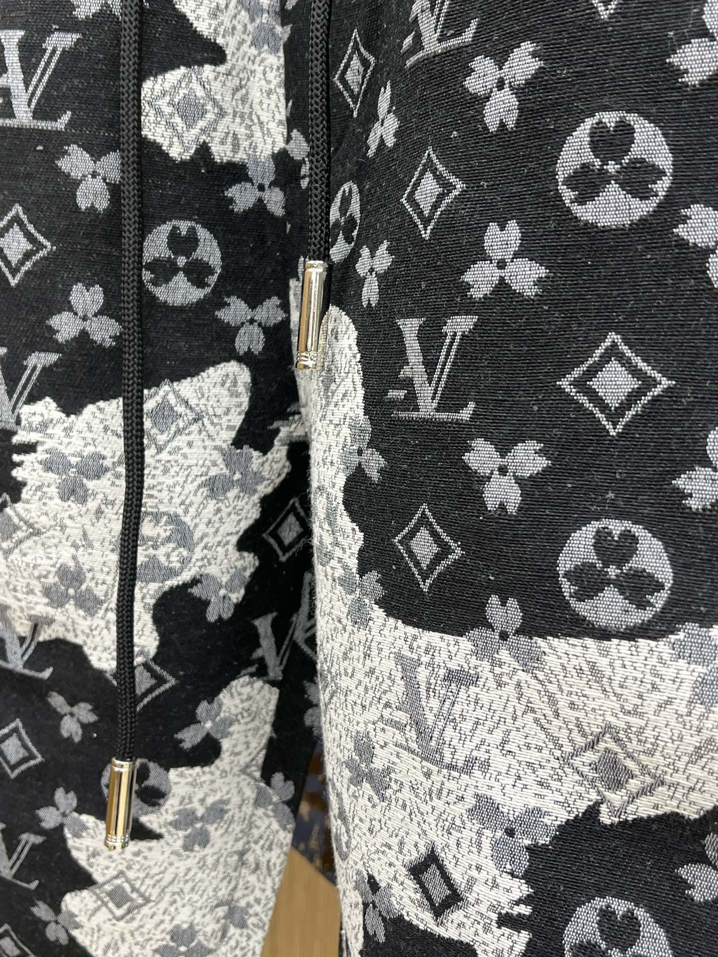  LV 🔥🔥独家首发 2025夏季新款男士休闲短裤，高级定制面料透气面料 透气弹力舒适度极高，细节无可挑