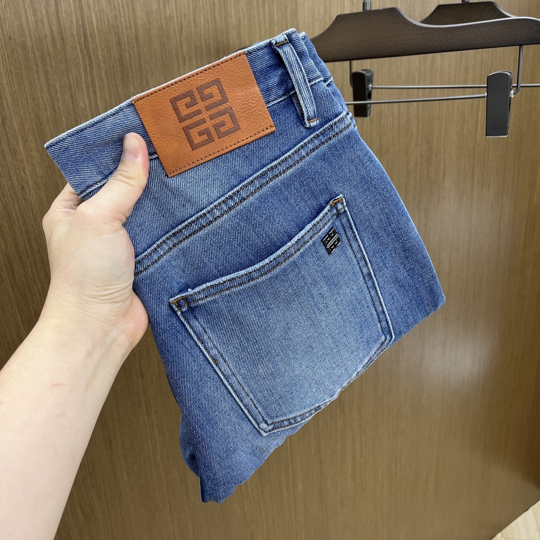 NO:137080,New Gvc high-end custom quality 25SS spring and summer latest original single jeans available at the counter simultaneously Original customized reproduction Customer-supplied hardware accessories Original single quality Imported denim fabric heavy-duty washing Fine workmanship routing Excellent upper body, preferred single item A60 SIZE:29-36 No 35, jeans, alexander wang19860909新款 Gvc 高端定制品质 25SS春夏最新款原单牛仔裤 柜台同步发售 原版定制复刻 客供五金辅料 原单品质 进口牛仔面料重工洗水 做工走线精细 上身绝佳,优选单品A60 SIZE:29-36无35,,jeans,alexander wang,Men's clothing