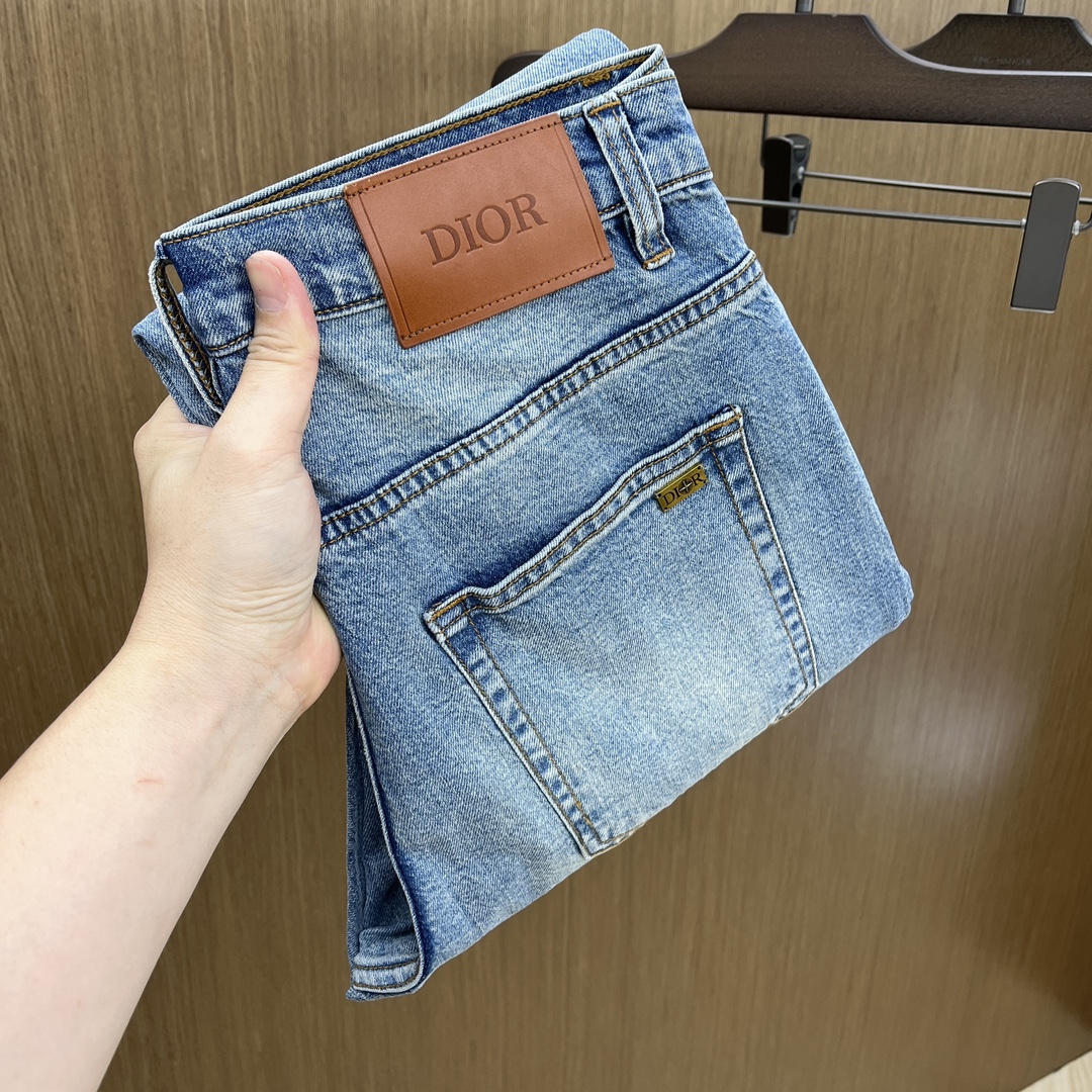 NO:137108,New CD High-end custom quality 25SS spring and summer latest original single jeans available at the counter, original customized reproduction, customer-supplied hardware and accessories, original single quality, imported denim fabric heavy-duty washing, fine workmanship and fine line, excellent upper body, preferred single item A60 SIZE:29-38 No 35 37,,jeans,alexander wang19860909新款 CD 高端定制品质 25SS春夏最新款原单牛仔裤 柜台同步发售 原版定制复刻 客供五金辅料 原单品质 进口牛仔面料重工洗水 做工走线精细 上身绝佳,优选单品A60 SIZE:29-38无35 37,,jeans,alexander wang,Men's clothing