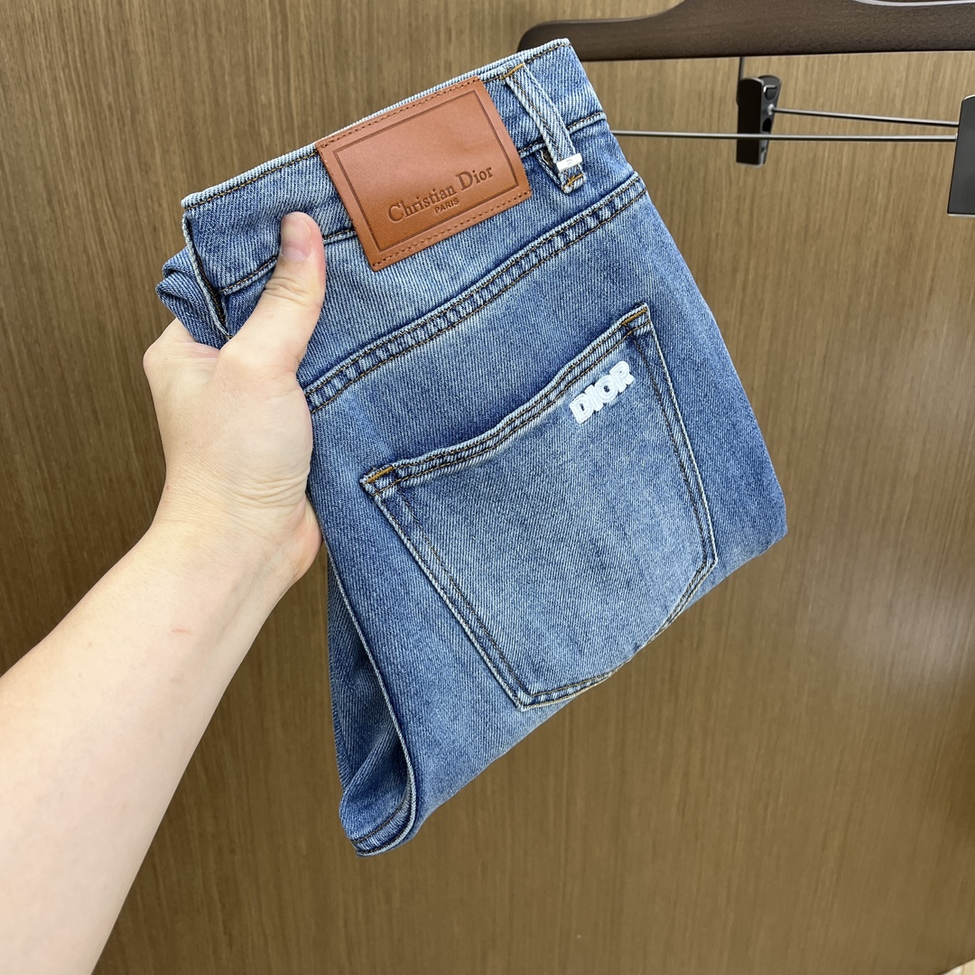 NO:137083,New CD High-end custom quality 25SS spring and summer latest original single jeans available at the counter, original customized reproduction, customer-supplied hardware and accessories, original single quality, imported denim fabric heavy-duty washing, fine workmanship and fine line, excellent upper body, preferred single item A60 SIZE:29-38 No 35 37,,jeans,alexander wang19860909新款 CD 高端定制品质 25SS春夏最新款原单牛仔裤 柜台同步发售 原版定制复刻 客供五金辅料 原单品质 进口牛仔面料重工洗水 做工走线精细 上身绝佳,优选单品A60 SIZE:29-38无35 37,,jeans,alexander wang,Men's clothing