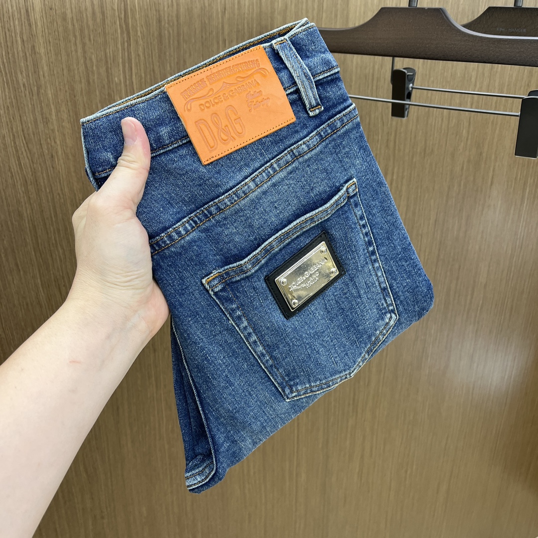 NO:137085,New DG high-end custom quality 25SS spring and summer latest original single jeans available at the counter, original customized reproduction, customer-supplied hardware and accessories, original single quality, imported denim fabric heavy-duty washing, fine workmanship and fine line, excellent upper body, preferred single item A60 SIZE:30-38 No 35 37,,Dolce&Gabbana,jeans,alexander wang19860909新款 DG 高端定制品质 25SS春夏最新款原单牛仔裤 柜台同步发售 原版定制复刻 客供五金辅料 原单品质 进口牛仔面料重工洗水 做工走线精细 上身绝佳,优选单品A60 SIZE:30-38无35 37,,Dolce&Gabbana,jeans,alexander wang,Men's clothing