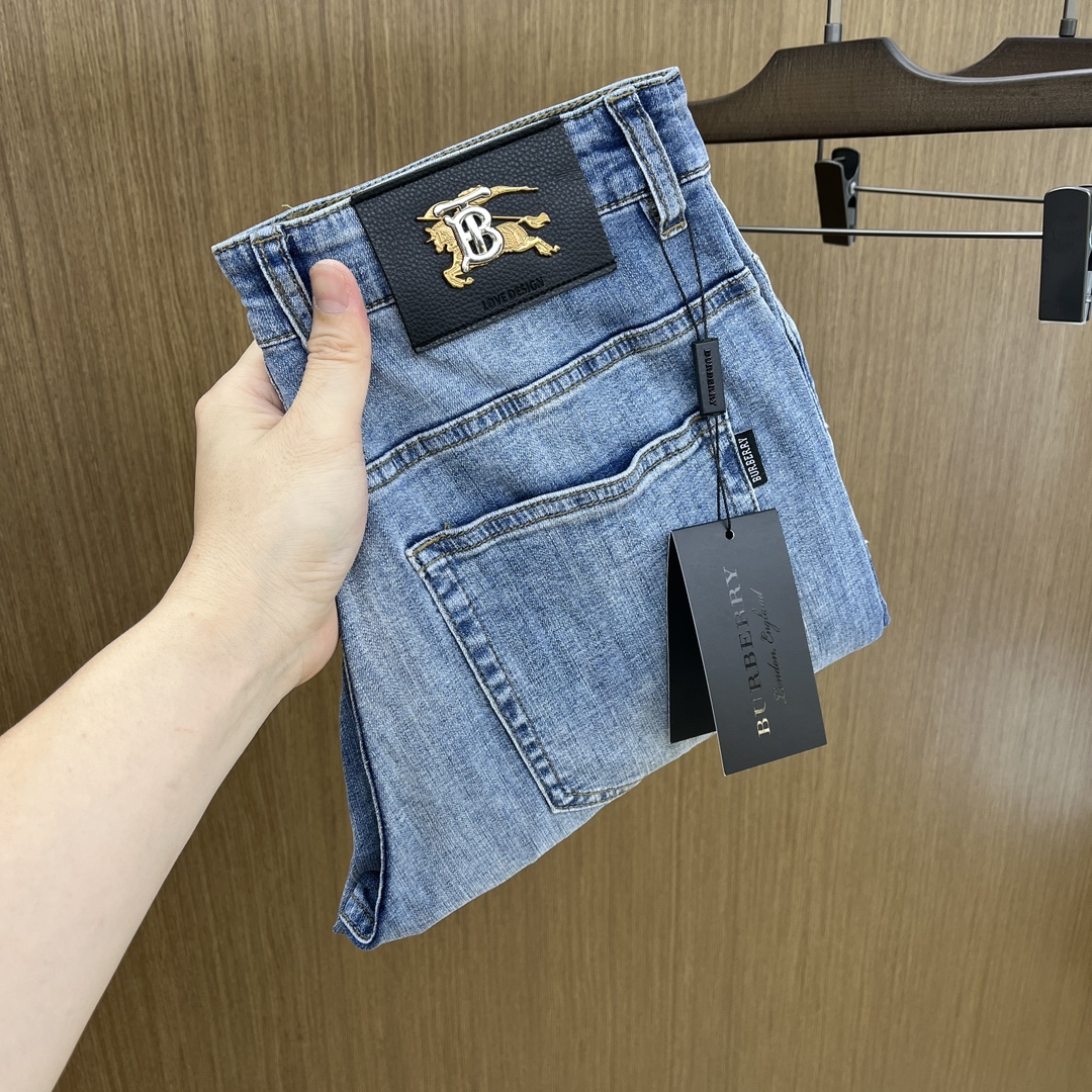 NO:138979,New BBR high-end customization, 25SS spring and summer latest straight jeans are available at the counter simultaneously, imported color fixing fabrics, original custom reproduction, customer-supplied hardware and auxiliary materials, original quality, heavy industry washing, fine workmanship and excellent upper body!  Preferred single product produced by fax, number 29-38 without 35.37, jeans, alexander wang19860909新款 BBR 高端定制、25SS春夏最新款直筒牛仔裤 柜台同步发售 进口固色面料 原版定制复刻 客供五金辅料 原单品质 重工洗水 做工走线精细 上身绝佳！优选单品 fax出品 码数29-38无35.37,,jeans,alexander wang,Men's clothing