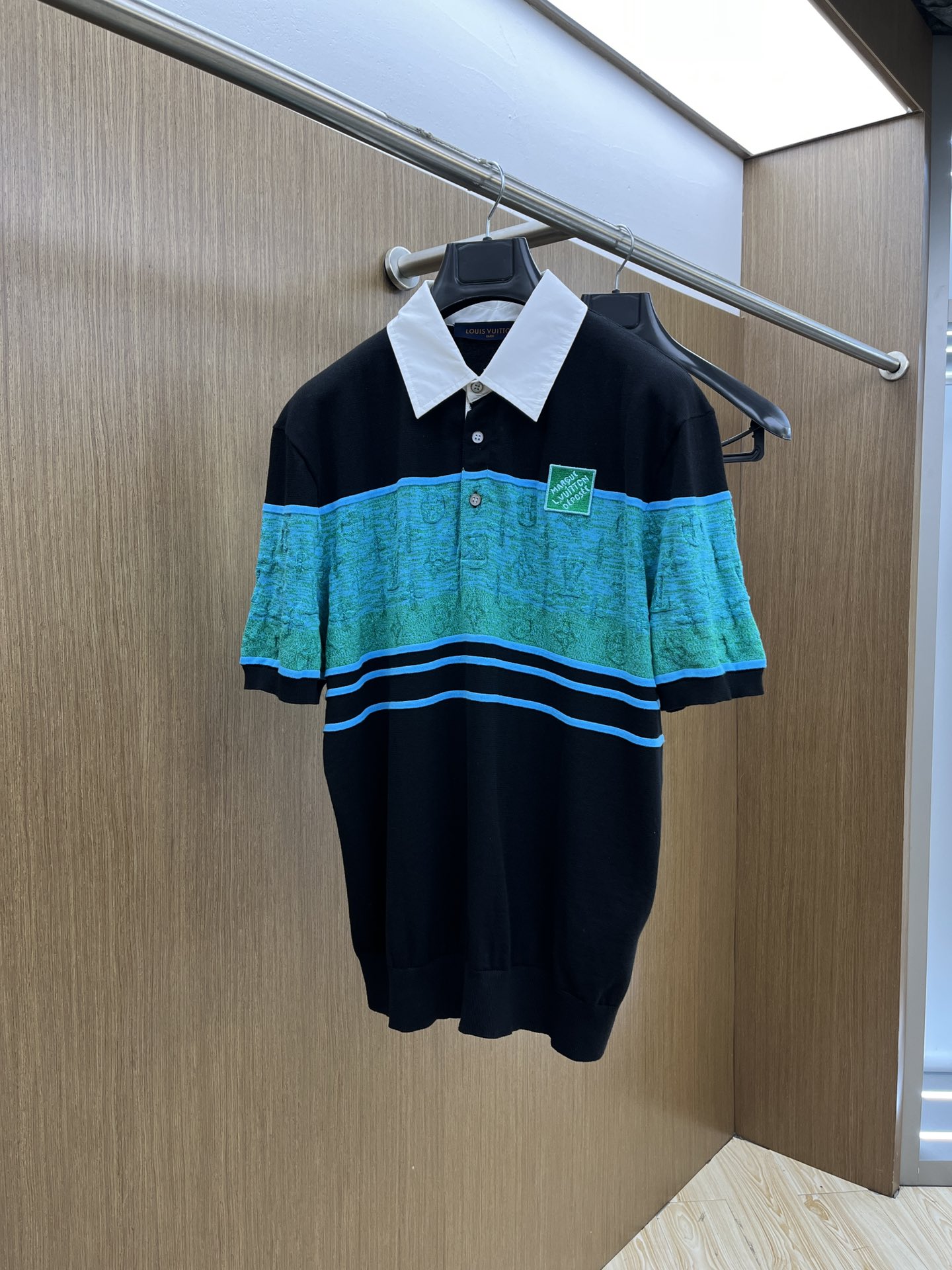 NO:138991,LV 25 new lapel contrasting logo embroidery knitted short sleeves, early spring knitted with loose cut to unlock spring freedom, classic lapel embroidery is decorated with black and green contrasting trim, neat lines outline the lazy outline, a contrasting color between the shoulders and neck is leaping, awakening vitality. The brand letter embroidery on the front is low-key, exquisite craftsmanship is hidden in the details, each needle and thread is an identity logo, and it is also an unpretentious luxury statement. Light knitted relaxes and breathing with the steps, skin-friendly and breathable material wraps the coolness and warmth of early spring, and the shoulder-falling design is blurred and reserved. Whether it is a layered suit pants step into the urban rhythm or a wide-leg denim walking on the street, fqg can balance relaxation and exquisiteness. Size S-XL,,louis vuitton, T-shirt, business suit, alexander wang19860909LV 25新款翻领撞色logo刺绣针织短袖,早春针织以宽松剪裁解锁春日自在,经典翻领缀以黑色和绿色撞色饰边,利落线条勾勒慵懒轮廓,肩颈间一抹对比色彩跃动,唤醒盎然生机.前襟品牌字母刺绣低调点睛,精湛工艺藏于细节,每一针线皆是身份标识,亦是不张扬的奢华宣言.轻盈针织随步履舒展呼吸,亲肤透气材质包裹早春微凉与暖意,落肩设计模糊拘谨,无论是叠搭西装裤踩入都市节奏,还是配阔腿牛仔漫步街头,fqg皆能平衡松弛与精致.尺码S-XL,,louis vuitton,T-shirt,business suit,alexander wang,Men's clothing